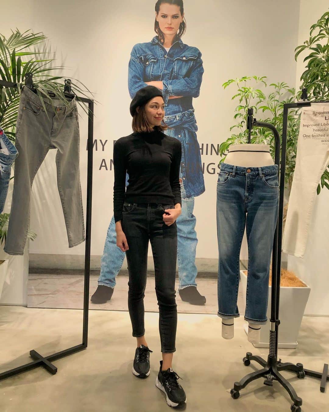 横山エリカのインスタグラム：「GUEST LIST 2020SS PRESS PRESENTATION👖 展示会へ行ってきました☺️ たくさんのデニムを試着！ やっぱりデニムにスニーカーはしっくりくる🥰👖👟 @redcardtokyo  @upperhights @healthydenim  #guestlist2020ss #redcardtokyo #upperhights #healthydenim #jeans #tokyo #fashion #denimstyle #ハイネック #デニムコーデ #オールブラックコーデ」