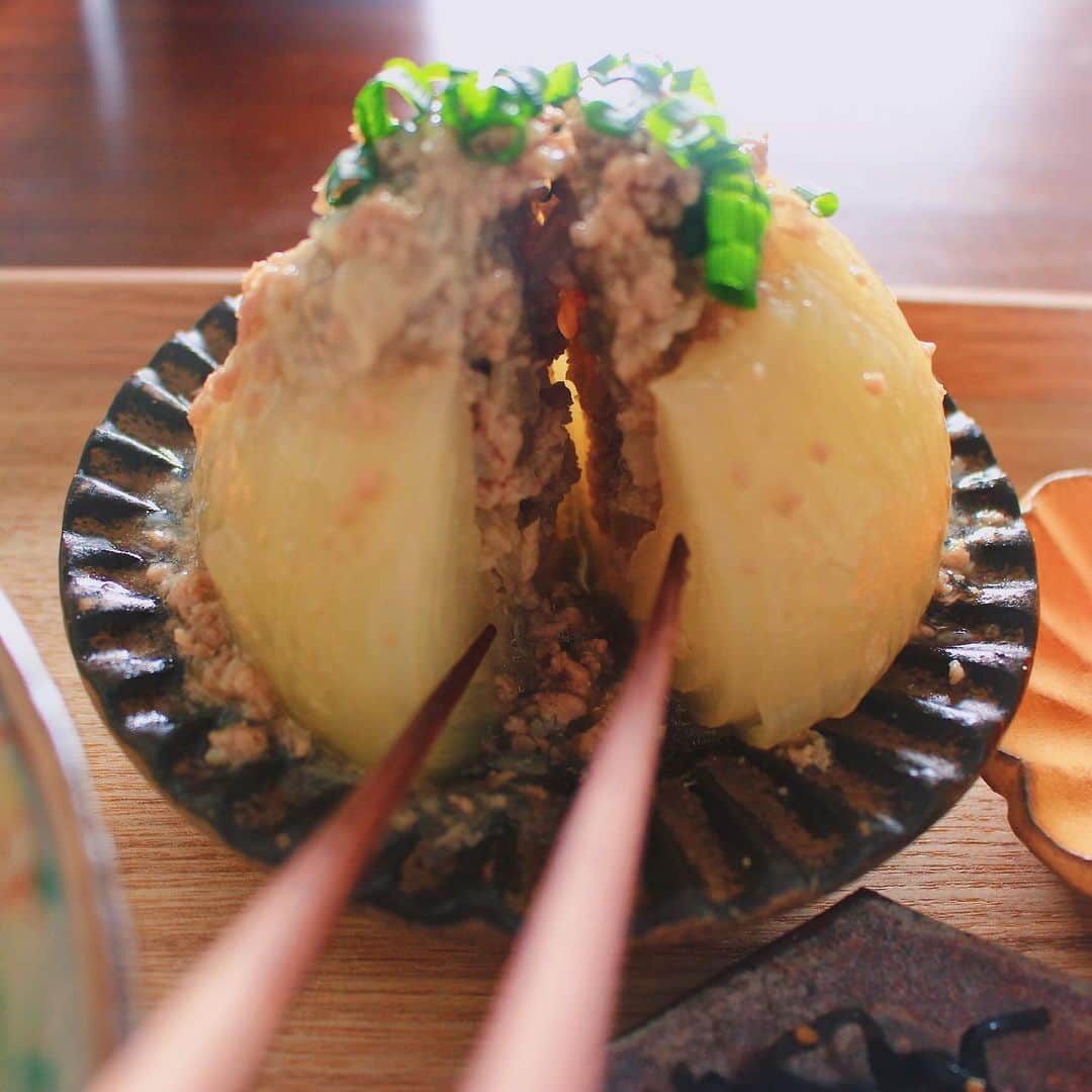 Kaori from Japanese Kitchenさんのインスタグラム写真 - (Kaori from Japanese KitchenInstagram)「フォロワーさんが勧めてくれた玉ねぎの肉詰め。適当レシピをメモしました。 ・ こんばんは。 バタバタしてたら一週間ぶりの更新。 「○○のおいしい食べ方案」たまねぎ編、 たくさん教えてくださりありがとうございました。 いただいた案から玉ねぎの肉詰めにチャレンジ。 スープと迷ってあんかけにしました。 詰めきれなかったひき肉を入れて 肉々しい餡のできあがり。。。笑 適当レシピはスワイプにて。 薬膳走り書きは復習で玉ねぎです。 鶏粥はシンガポールで買った醤油を使って 思い出の味を再現。懐かしいなぁ。 セロリの葉とも合います。 ・ 人様からいただいた案をレシピと称して インスタにアップするのもどうかと思いますが 作ってて思ったことをありのまま書きました。 私の実験メモとして 面白半分で見てもらえたら嬉しいです。 みんなでレシピを考えてるみたいで 勝手に楽しんでいます。ありがとうございます。 （ちなみにセロリの葉ふりかけもフォロワーさん案） これからも気軽にコメントください。 ごちそうさまでした。 P.S.「○○のおいしい食べ方案」いい感じの名前募集中です。いい感じの名前を考えてくれた方に、おすすめ調味料一式セットか旅先のお土産（シンガポールスタバのstojoや台湾土産）をプレゼントしたいなとか考えてますがどうですかね？笑 またストーリーズでお知らせします。 ・ 【おしながき】 鶏粥　セロリの葉のっけ ごま昆布、セロリの葉ふりかけ ハト麦スナック @yakuzenshop 玉ねぎの肉詰めあんかけ ちっちゃな卵焼き ラディッシュの浅漬け #ココノミ さんのお野菜 みかん ・ ・ Hi from Taipei! Here’s Japanese breakfast:Morning chicken porridge w/ Singaporean soy sauce and celery leaves, rolled egg omelette w/ sliced radish, minced-pork-stuffed onion, and mandarin orange as a dessert. ・ ・ 2019.12.13 Fri ・ #japanesemeal #japanesefood #washoku #breakfast #朝ごはん #おうちごはん #早餐 #아침밥 #薬膳 #うつわ #和食器 #japonais #自炊 #松浦コータロー #小澤基晴 #朝粥」12月13日 20時41分 - coco_kontasu