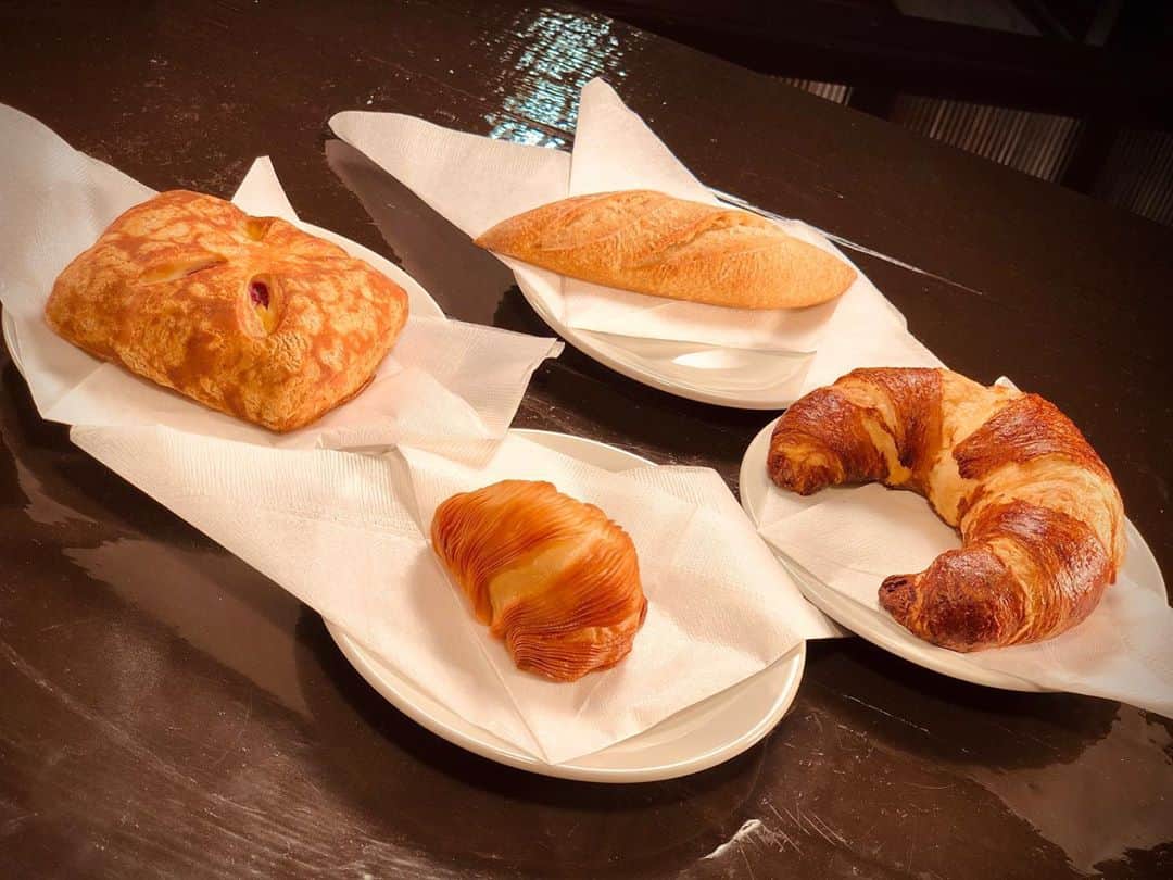 南雲穂波さんのインスタグラム写真 - (南雲穂波Instagram)「Buono!🥖🥐🥪 今朝の#ドデスカ #コレクル では大人のベーカリー#ニコラブレッド をご紹介しました👉✨ ・ ヨーロッパ各地から珍しいパンが大集合しています！ 日本ではなかなかお目にかかれない、南イタリア発祥の#スフォリアテッラ まで食べられて感動😍 オーナーは人気のイタリアン#ラボッテガオスティナート のオーナーシェフです👨‍🍳 ・ 写真で食べているのは、牛肉の生ハム#ブレザオラ とコールスローのパニーノ. イタリアから直輸入されたハムやサラミを、その場でスライスしてサンドイッチにしてもらえます♩ ワインやスパークリングを片手に大人のブランチをするのもおすすめです🍷 ・ フィルター加工強めで大人を演出？ #パンシェルジュ南雲 がお送りしました😘 ・ #NICOLABREAD #池下 #池下グルメ #今池 #今池グルメ #名古屋グルメ #名古屋パン屋 #パン飲み #メーテレ #アナウンサー #名古屋テレビ #名古屋 #nagoya #もぐロケ #南雲穂波 私服:#coca」12月13日 20時42分 - honami_nagumo_nbn