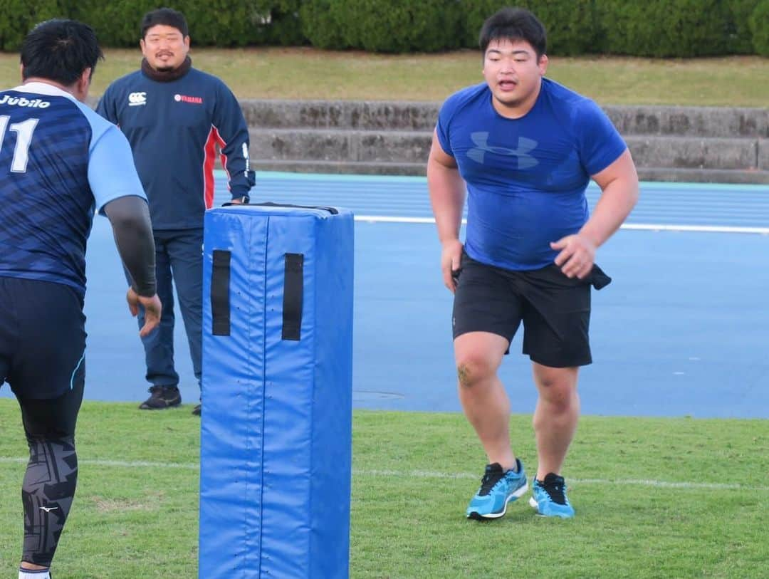 王子谷剛志さんのインスタグラム写真 - (王子谷剛志Instagram)「ラグビーの合同トレが本日終了しました！！ 今日は山村選手とトレーニングのペアとして取り組み、力強さを体感することができました！🙇‍♂️ トレーニングを経験して、身体の使い方や取り組む姿勢など参考になることが多くあり、とても勉強になりました。 今後は自分のトレーニングにも取り入れていきたいと思います！！ 最後にこういった機会を作って頂きましたヤマハ発動機ジュビロの皆様ありがとうございました！！ #合同トレ #延岡 #ラグビー #ヤマハジュビロ発動機 #サーキットトレーニング #普段とは違う疲労 #刺激 #感謝」12月13日 20時55分 - takeshiojitani