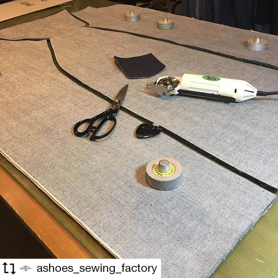 select shop「ASHOES」 SHOP STAFFのインスタグラム：「#Repost @ashoes_sewing_factory Made by @Image.Downloader · · · · オリジナルジーンズ A001XX。  裁断の風景です。  特徴の１つは、岡山井原産の生機×ビンテージミシンによる縫製によって得られる、稀少な経年変化。  もう１つは、パリコレなどのパターンにも関わるパタンナーさん（友人）と開発した、現代にアップデートしたパターン。ずっと履いていても飽きない絶妙なシルエットが自慢のパターンです。  新旧を織り交ぜたデニムパンツです。 ーーーーーーーー 裁断からやっていますので、シルエットにご希望があればセミオーダーも可能です。 ーーーーーーーー  #ハンドメイド #デニム #ジーンズ #シルエット変更 #リメイク #デニムリペア #ジーンズ修理 #デニム修理 #サイズ変更 #幅出し #handmade #ashoes #亜洲'S #さいたま #大宮 #裾上げ #チェーンステッチ #お直し #リペア #穴埋め #シンガーミシン #ユニオンスペシャル #unionspecial43200g」