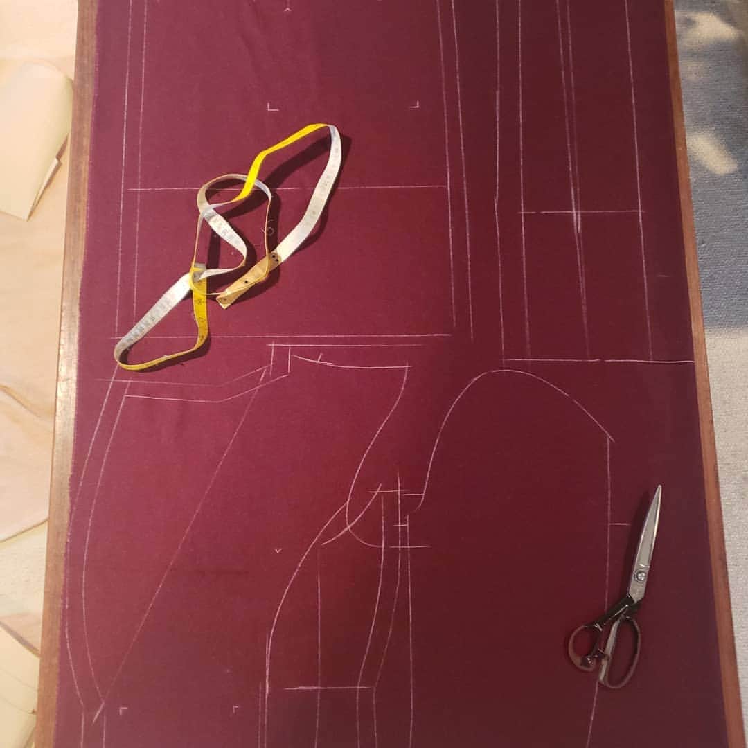 信國太志のインスタグラム：「I 've been cutting loden cloth, anscient flame fire retardant and water proof fabric which is shrank heavily. I respect the client for his choice of unexpected beautiful color.」
