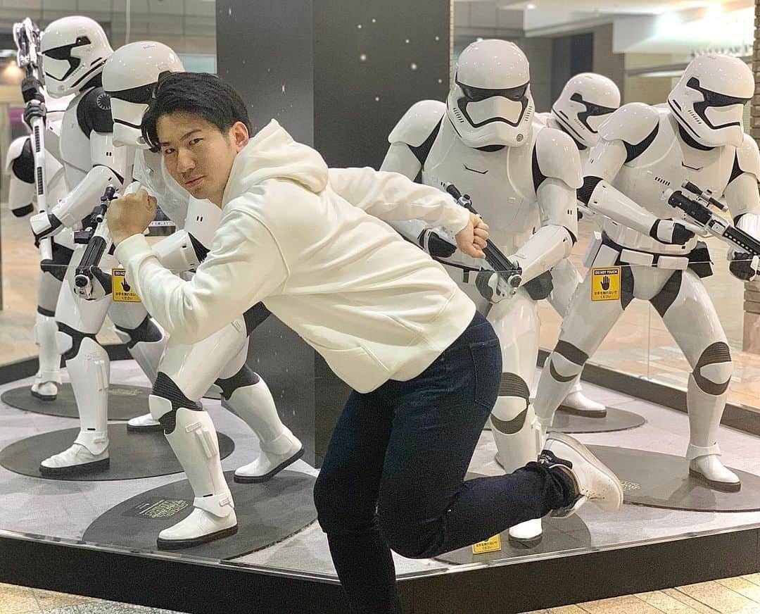 福田太郎のインスタグラム：「⭐️ スターウォーズ最終章！いよいよ来週ですね〜！ 小学生の頃、父に連れられ 映画館で観たインパクトは、今でも心に…！ スピンオフ含め過去作品をプレイバックする毎日です🌌  さてさて、いつもイチモニ！土曜の前に放送している #題名のない音楽会 は 『音楽でスターウォーズを楽しむ休日』です！ 今から楽しみ😆合わせてご覧ください〜！ May the force be with you!  #スターウォーズ #スカイウォーカーの夜明け #starwars #theriseofskywalker  初めて映画館で観たのはエピソード1 #thephantommenace だけど 家でエピソード4 #anewhope から観させられました。 #clonewars #ストームトルーパー #JRタワー に現れた #ファーストオーダー #トルーパー！ #クリスマス ムードできらびやかな街に #白黒コーデ #HTB #イチモニ！土曜は年内ラストです！」