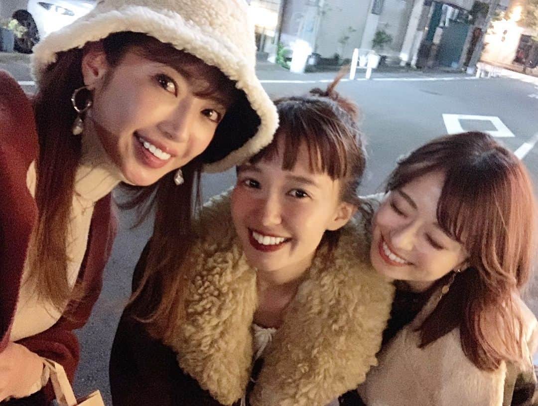 のインスタグラム：「幸せだなぁと帰る夜 この2人に会うと毎回こうなるのです。 きらきらしちゃうのです 大切にするべきものの整理がつくのです やっぱりそうだよねってやっぱり心だねって 誕生日のおめでとうもこんなに心込めてしてくれて温かさを感じました。 2人と出会えて仲良くなれた私はラッキーガールです ああ言葉にならない幸せ 本当にすごくすごくすごくありがとう！ 「ありがとうの気持ち❤️」 こうやってさまっすぐできちゃうんだもん！幸せすぎ！ . るんさんは優しいくてみんなを包みこんでくれるお花💐 くみちゃんは毎日を特別にしてくれるようなお誕生日ケーキ🎂(例えが下手でごめん) あぁあ、大好きだ！」