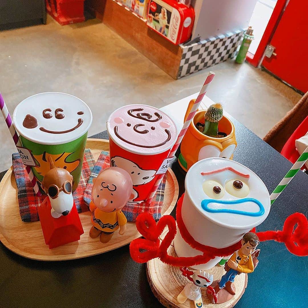 ひなたろす（佐原ひなた）さんのインスタグラム写真 - (ひなたろす（佐原ひなた）Instagram)「望遠駅にある　#vivasalon﻿ キャラクターのカフェラテが飲めるんだけど﻿ 美味しすぎるし可愛すぎるしで、、﻿ 大変だった🤭💖笑﻿ 韓国可愛いカフェありすぎて幸せ！！﻿ ﻿ スヌーピー チャーリー　フォーキーにしたよ💖﻿ その他にもたくさん種類あって迷った😂😂﻿ ﻿ ﻿ 서울 마포구 포은로 84 ﻿ 気になったらみんなもぜひ行ってみて〜⭐︎﻿ ﻿  #韓国旅行　#korea #cafe #ホンデ　#弘大  #팔로우환영　#팔로우반사　#팔로우해요﻿ #팔로미 #팔로우미　#팔로우그램　﻿ #맞팔#맞팔환영　#맞팔해요　﻿ #선팔환영　#선팔하면맞팔　#친구해요 ﻿ #인친환영﻿」12月13日 20時53分 - saharahinata