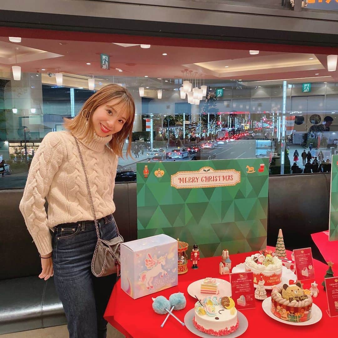 福長優のインスタグラム：「銀座コージーコーナーイベントに 参加してきました！！ クリスマスの新商品が12月14日 から発売なのでお先に試食をさせて頂きました。  コージーコーナーは 小さい頃から年に何回食べてるか分からないぐらい、、うちではお馴染み♡ （10代の時ワンホール挑戦した事があるぐらい甘党です） スポンジがしっとりしてて生クリームも ちゃんと←美味しいの♡  今は見た目もどんどん進化してて可愛いね！ 今回のケーキも全部美味しかったんだけど 私は#熊本産和栗のクリスマスツリー と#濃厚レアチーズ　 が特に好きだったなぁ〜 なんでも濃厚が好きだ。  裏切らないケーキ🐷  毎度ありがとうございますだよ！  クリスマスケーキも 予約しなきゃ🎄  ふぅーお腹いっぱい〜満たされました〜  #銀座コージーコーナー #コージーコーナー #クリスマスケーキ #クリスマススイーツ #PR #ケーキ #cake #sweets #ginzacozycorner #銀座コージーコーナークリスマス試食会2019」