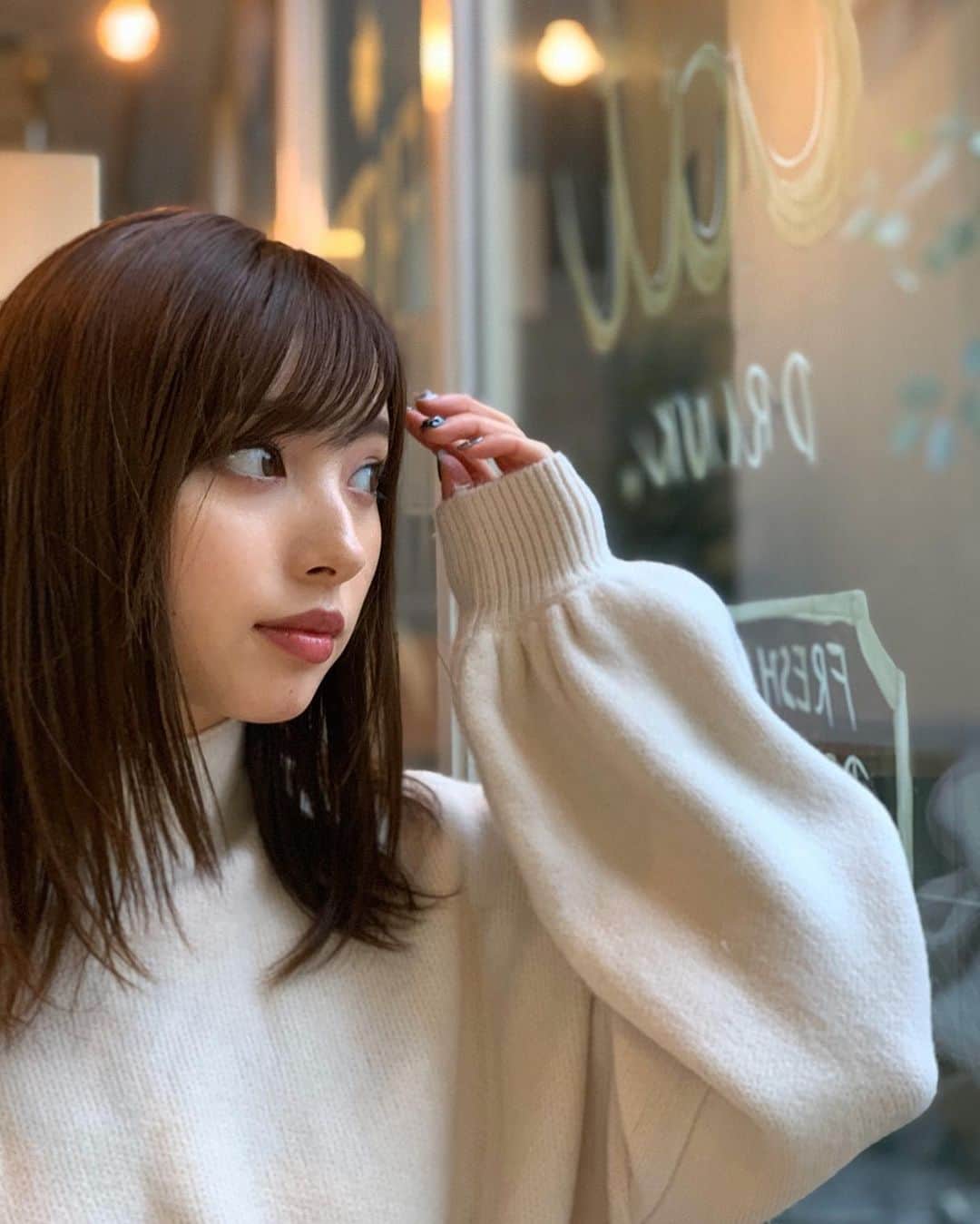 のインスタグラム：「楽しくて美味しかった日👧🏻🖤 たまに白も着たくなるんだ〜⛄️ outer LEANN tops @fifth_store  bottom ZARA shoes maisonmargiela  bag  bottega veneta . #outfit#allblack#fifth#fifthtl #LEANN#leannofficial#リーン #低身長コーデ#プチハイドルマンふんわりニット#フィフス」