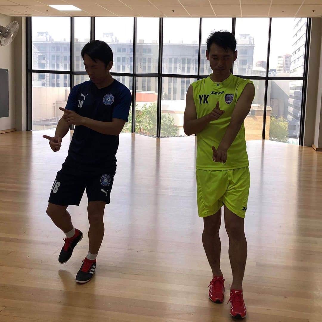 橋本英郎のインスタグラム：「【12/28(土)スポーツビジョントレーニング】  わたしのやっているスクールでスポーツビジョントレーニング（講師を呼びます）を開催します！ ． 写真はスポーツビジョントレーニングの一部をご紹介！ ． 両眼視がきちんとできているかチェックして、刺激が入りにくい方の眼をトレーニングしている様子です！ ． 両眼視とは、2つの目から得た情報を、　脳でひとつにする機能です。奥行き感、遠近感、物を立体的に見る力のことをいいます。 ． 両眼視がうまく使えるほど、サッカーの試合でボール・味方・敵・スペースの位置を正確に把握することが可能です！ ． 今回はオーストラリアから講師をお招きしており、このような刺激的で効果的なトレーニングを受けられる非常に貴重な機会ですので、ぜひご参加ください！ ． お問合せ・お申込みは  info@puentefc.com  まで！ ． 写真をクリック！！ ． #プエンテfc  #橋本英郎  #ビジョントレーニング  #神戸  #新たな体験  #眼は  #サッカーで  #最も大事な部分  #の１つ」