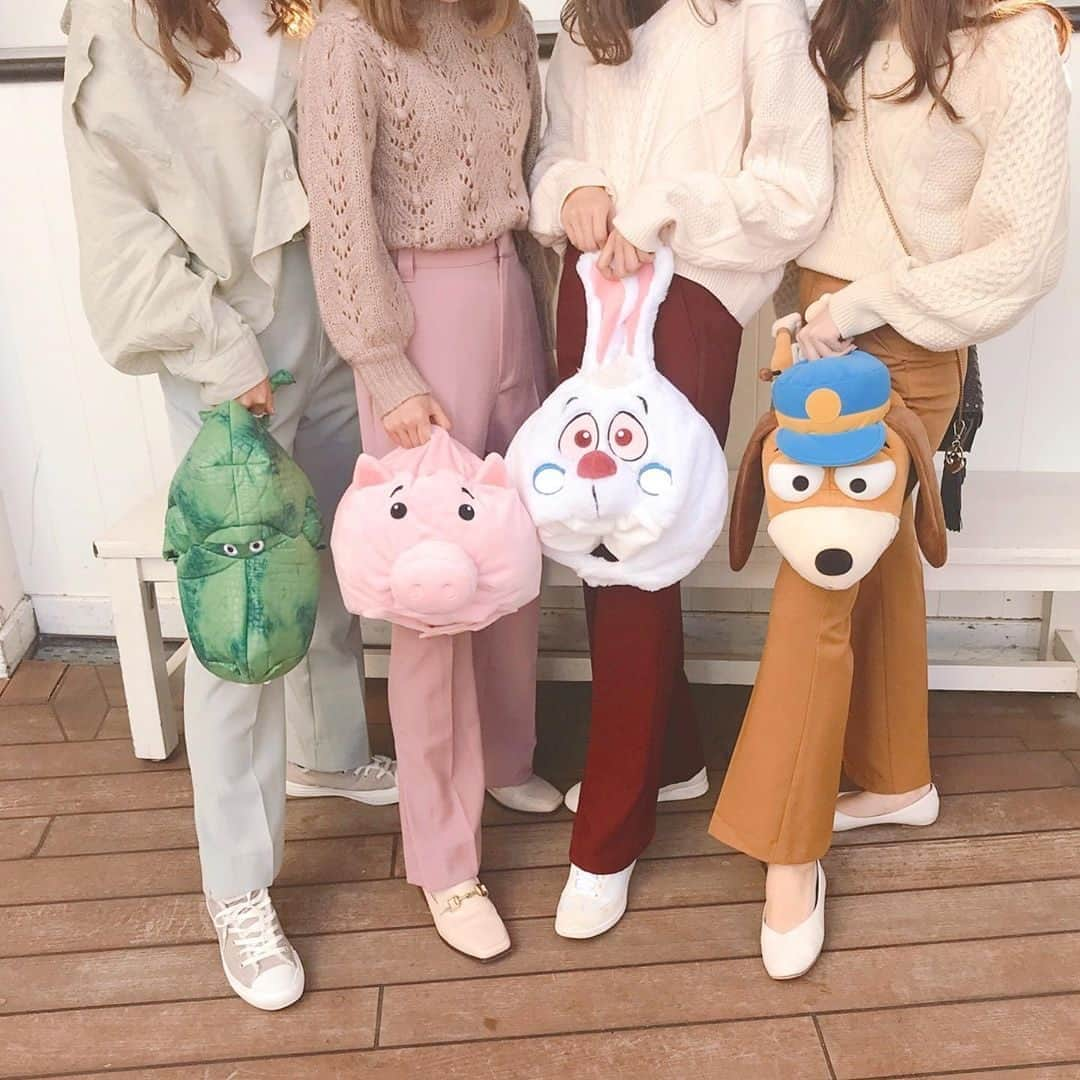 PATRA magazineさんのインスタグラム写真 - (PATRA magazineInstagram)「12/12❤︎「ディズニーキャラ×カラーパンツコーデ🐰🎀」⠀ .⠀ ディズニーに行くならやっぱり可愛く目立ちたい❤︎⠀ お友達とアイテムを揃えるのももちろん可愛いけど、⠀ “キャラに合わせたカラーのパンツ”で揃えると、上級者シミラーが完成するよ🧸！⠀ ㅤㅤㅤㅤㅤㅤㅤㅤㅤㅤㅤㅤ⠀ 全体のバランスもgood！⠀ 統一感が出ておしゃれに目立てちゃう🥺❤︎⠀ ㅤㅤㅤㅤㅤㅤㅤㅤㅤㅤㅤㅤ⠀ グリーン・ピンク・ボルドー・ブラウン。⠀ どれも普段使いできるカラーだから、ぜひ挑戦してみて！⠀ .⠀ .⠀ Thank you 🌹 @xxayapink⠀ .⠀ .⠀ 今女の子の中で流行っているコトやITEMがあればPATRAをタグ付けして教えてね❤︎⠀ 皆さんのすてきな投稿をぜひ紹介させてください！⠀ .⠀ .⠀ #PATRA #ディズニー #ディズニーコーデ #ディズニーランド #ディズニーシー #ファンキャップ #シミラーコーデ #リンクコーデ #テーマパークコーデ #ハムコーデ #カラーパンツ #パンツコーデ #冬コーデ #冬服 #ニットコーデ #双子コーデ #disney #disneycode」12月13日 21時00分 - patra__jp