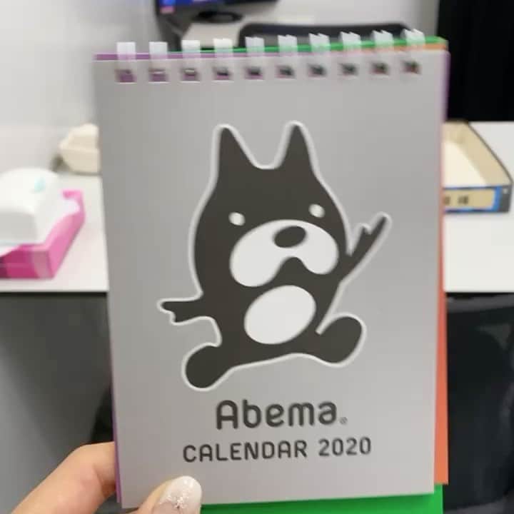 のインスタグラム：「Abemaカレンダーいただいたよ♡ 2020年が、もうすぐやってくるーーー（；゜０゜） とりあえず断捨離を着々としています♪年内にお部屋を綺麗にするぞーー♪  さて、今日もアベプラOnAir中。 お天気はいつも通り、最後の方(22:50頃)にお伝えします。観てねーー  #abematv #アベプラ　#もうすぐ2020年　#そろそろ2019年振り返りしようかな　#今日もお天気担当　#観てね」