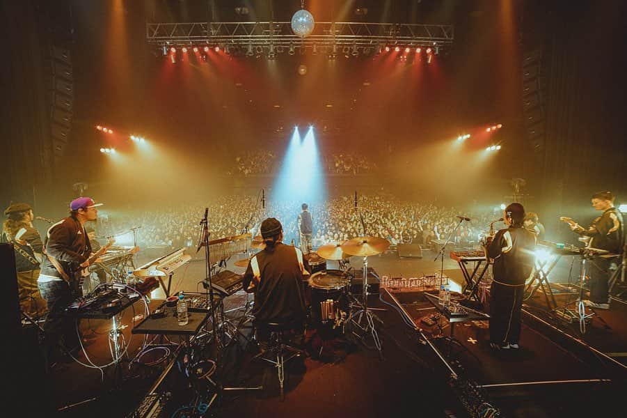 SIRUPのインスタグラム：「＜Zepp公演閉幕 & NEW EP リリース決定！＞ Zepp公演「channel 01」にきてくれたみんなありがとう🕺💃 東京・大阪も最高のゲスト&最強のバンド・スタッフチームで無事にファイナルを迎えました🔥 サポートしてくれた @adidastokyo にも感謝🙏  そして昨日最後にチラッと言いましたが、3月に新しいEPをリリースします💿タイトル未定なんでタイトルごとお楽しみに🔥  SIRUP NEW EP  2020年03⽉25⽇（⽔）発売予定 【収録内容】 ・全6曲収録予定 ・DVD付きには全国ツアー「FEEL GOOD TOUR 2019」ツアーファイナル東京@LIQUIDROOM を収録  詳細・ご予約はこちらから : https://sirup.online/wp/202003-new-ep/ 📸 @leoyoulagi」