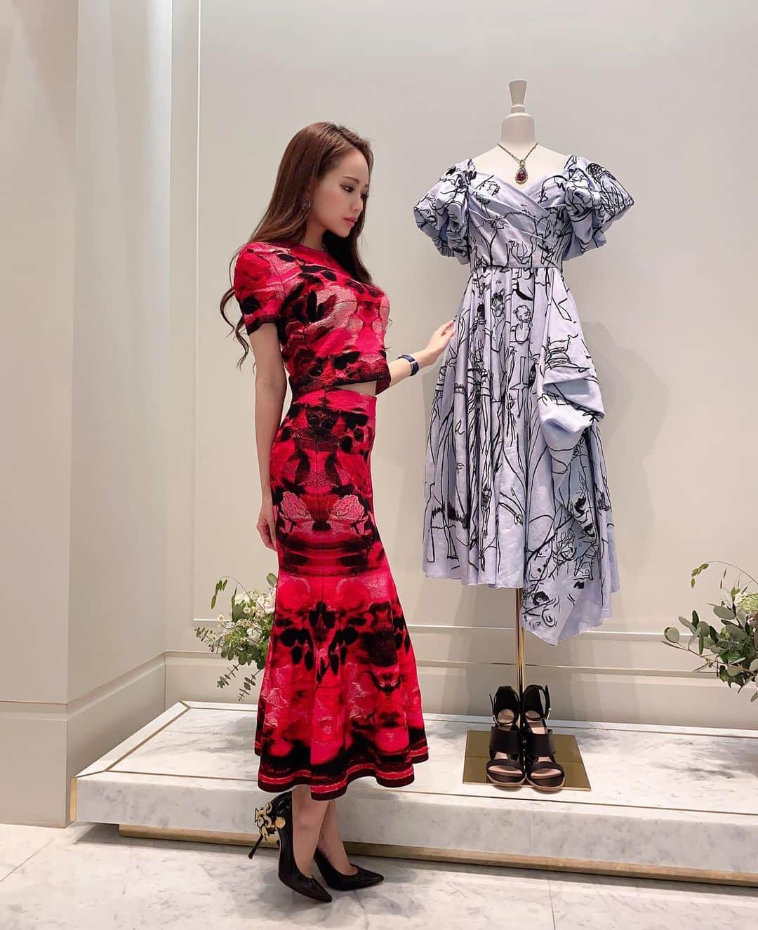 のインスタグラム：「. このセットアップはParisで🇫🇷 国によって入荷が全然違うから出会ったら買う✨ あと10cm身長が高ければ😴と思うことが増えたけど ないものは仕方ないので162cmとして頑張ります👋 .  #alexandermcqueen #アレキサンダーマックイーン #マックイーン #2019aw #2019awcollection #2020ss #2020sscollection #2020ss서울패션위크  #maisondebeaute #メゾンドボーテ #歌舞伎町 #キャバクラ #キャバ嬢 #gentlemanzclub #ジェントルマンズクラブ #ジェントル #桜ゆみ #新宿 #銀座 #西麻布 #松本 #六本木 #東京 #大阪 わわ#北新地 #ミナミ #すすきの #中洲 #名古屋 #祇園」