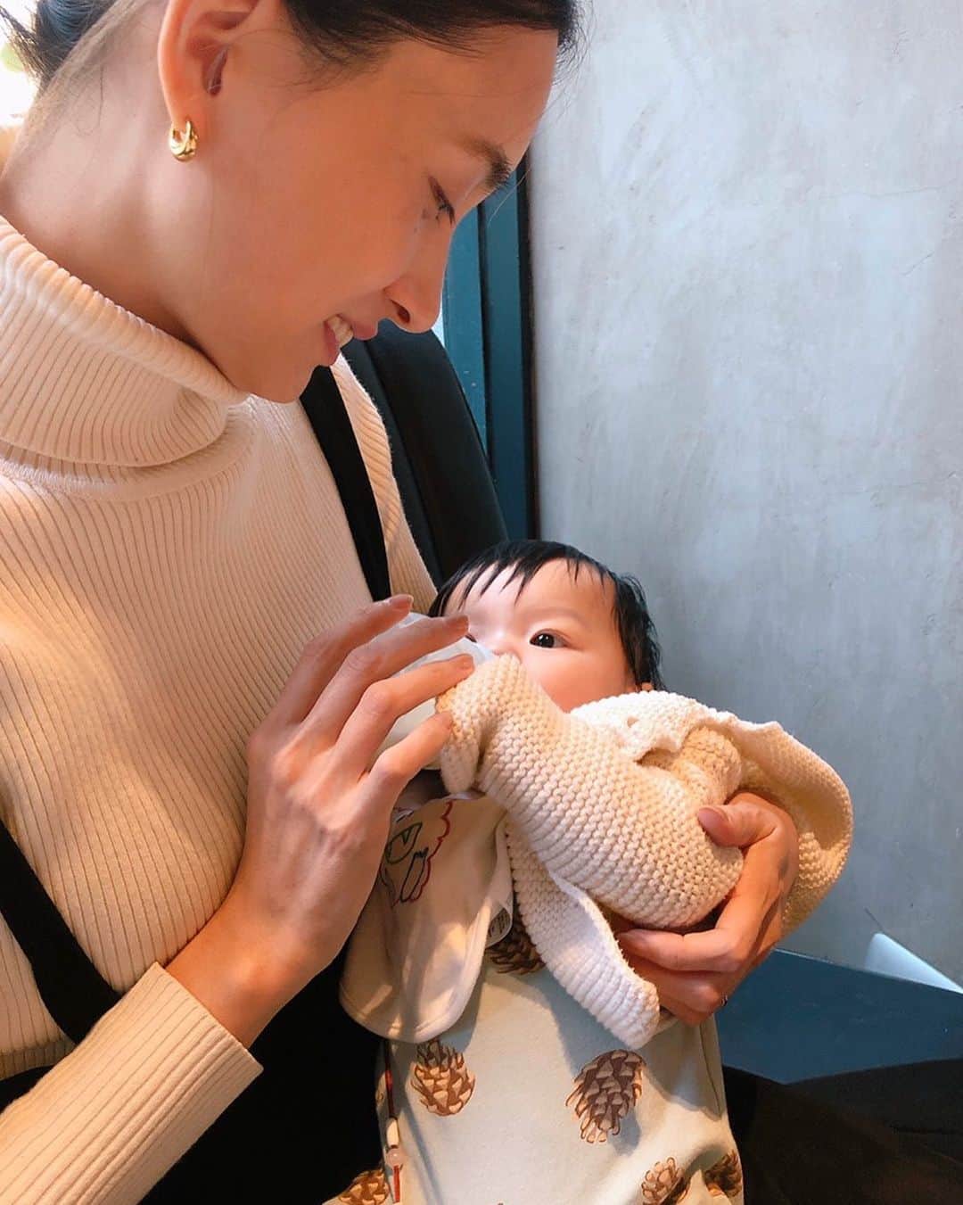 小濱なつきのインスタグラム：「ほれ、飲みなされ！ すくすく大きく成長中。 #hellomybaby #babygirl #milktime 🍼」