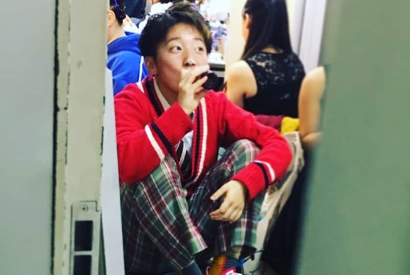 ひなたのインスタグラム：「激富 HOLLY WOOD 2019年・大阪 『VITAL MAX～ZEROの始まり～』 全１０ステージ満席にて終演しました！ ヘップホールがトランポリンになっててほんとびっくりした。 来てくださった皆様、応援してくださった皆様、ありがとうございました！ この2時間の舞台のためにめちゃくちゃ遠方から来てくれてる人もたくさん居て、感激しました。いい時間を過ごせましたか？？きかせてください。笑  少し間は空きますが次は東京公演！場所は @中野ザ・ポケット 4月15日(水)～19日(日) 先行予約開始は２月頃を予定しているそう。  写真は裏側の裏側の写真です。 もうそれ表やないか！笑  ではでは少し先の未来でお会いしましょう♡  山田ヒロ役/ひなた #激富」