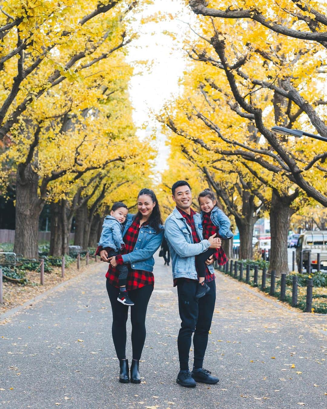 エリナ シルカのインスタグラム：「It’s that time of year 🍂 毎年恒例の家族写真。 @eeeeeeeno による素晴らしいカメラスキルで過去1ベストな出来になってる(^^) いつもありがとうございます😊」