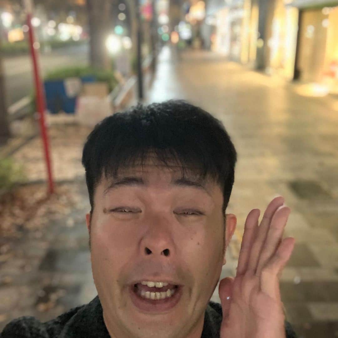 西川晃啓のインスタグラム：「気絶師走  のんびりしながら気絶  #あるある探検隊#レギュラー#気絶#気絶の日々#ギャグ#表参道#ポートレート#師走#のんびり#飲み#タコシャン#酔い」