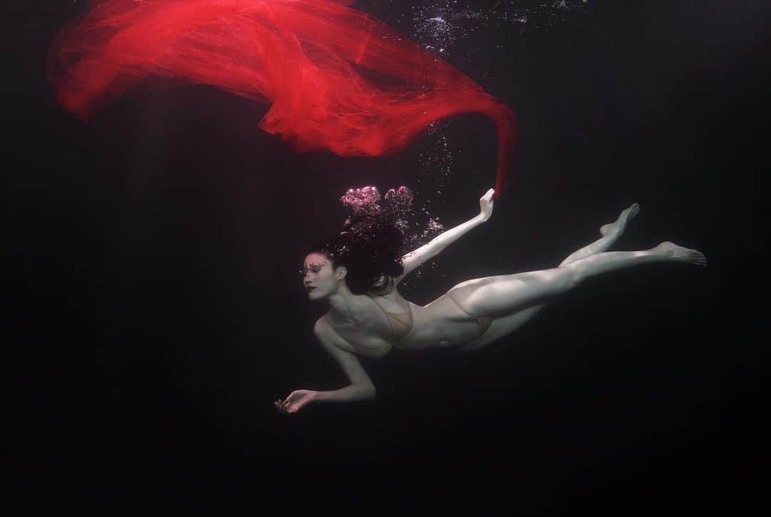 スイ・ヒーのインスタグラム：「Working with Liu Zongyuan for many years, I’m always impressed by his continuous creativity towards the visual art. In his latest exhibit “Transparency”, we did this experimental underwater shooting. We trusted and inspired each other, created a lot of unrepeatable moments. Thank my dearest friend as well as my stylist @minruir for the most amazing dresses, letting me enjoy the dance in the water. 🌈」