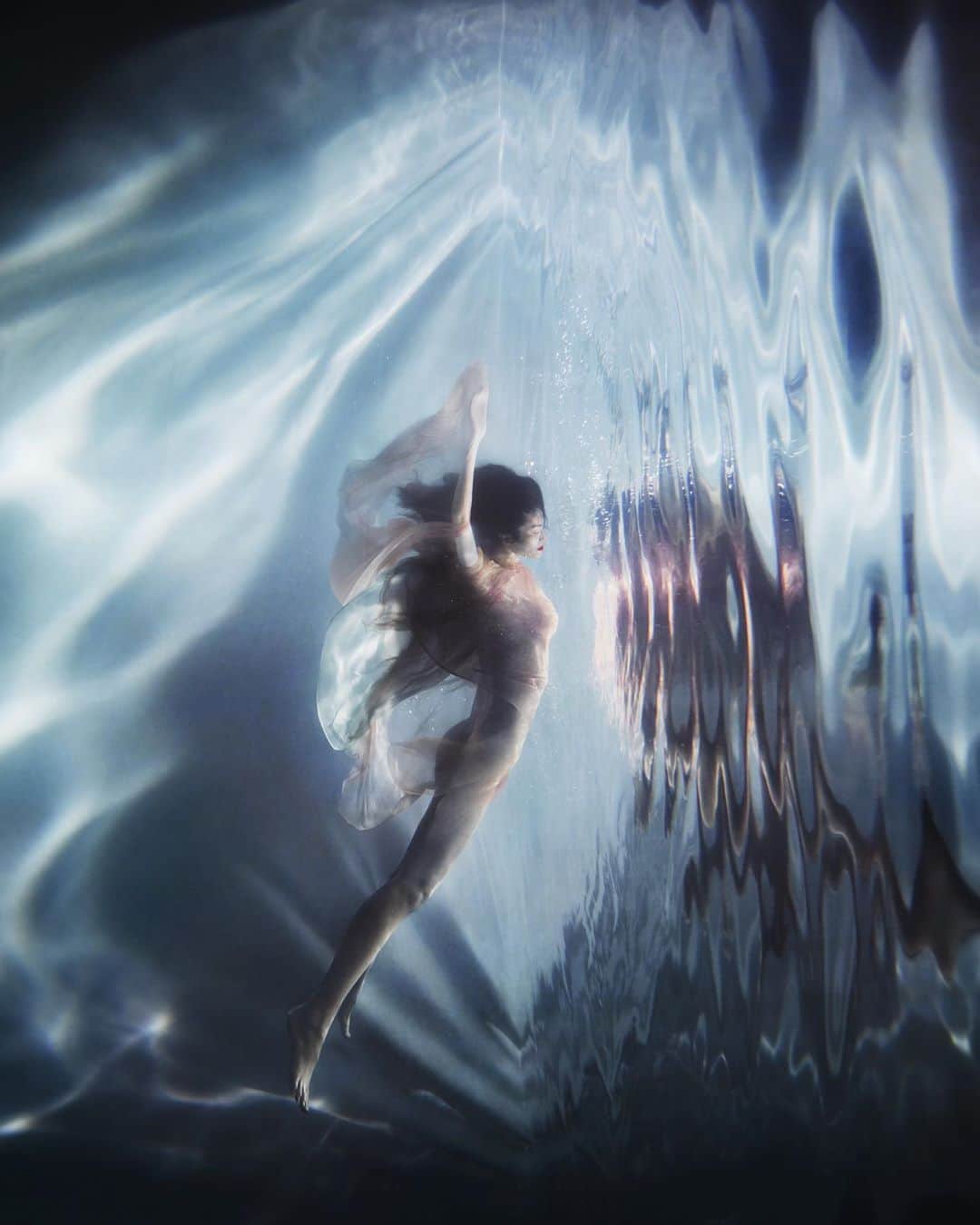 スイ・ヒーのインスタグラム：「Working with Liu Zongyuan for many years, I’m always impressed by his continuous creativity towards the visual art. In his latest exhibit “Transparency”, we did this experimental underwater shooting. We trusted and inspired each other, created a lot of unrepeatable moments. Thank my dearest friend as well as my stylist @minruir for the most amazing dresses, letting me enjoy the dance in the water. ❤️」