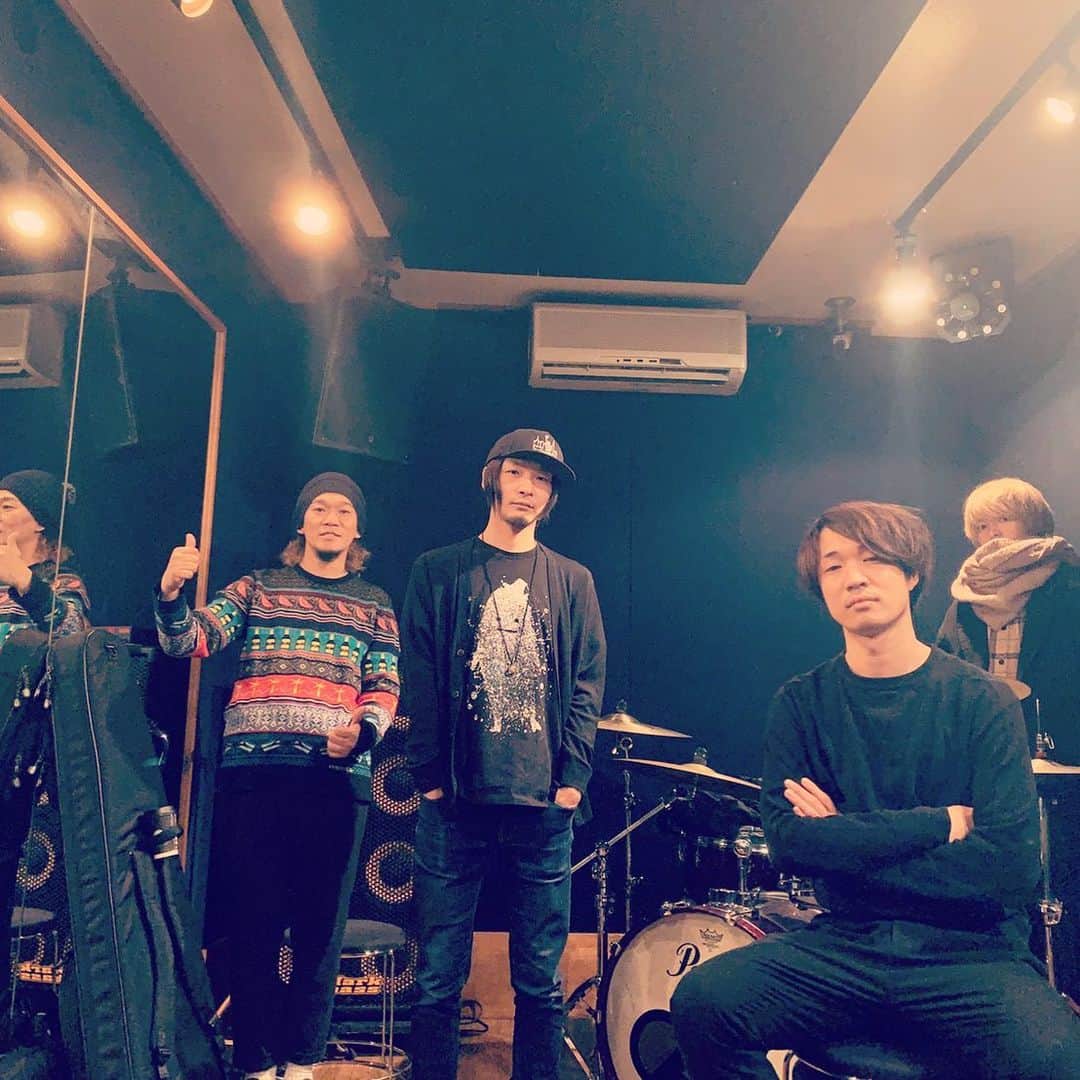 OKP-STARさんのインスタグラム写真 - (OKP-STARInstagram)「☺︎ 12/15は新曲いっぱいやる！. まぁまだみんなにとってはどれが新曲なの？って曲が多いかもだけど笑😋. . とりあえずリハおつかれした！！. . . #WHITELIE #ホワライ #live」12月13日 21時15分 - okp_bassman