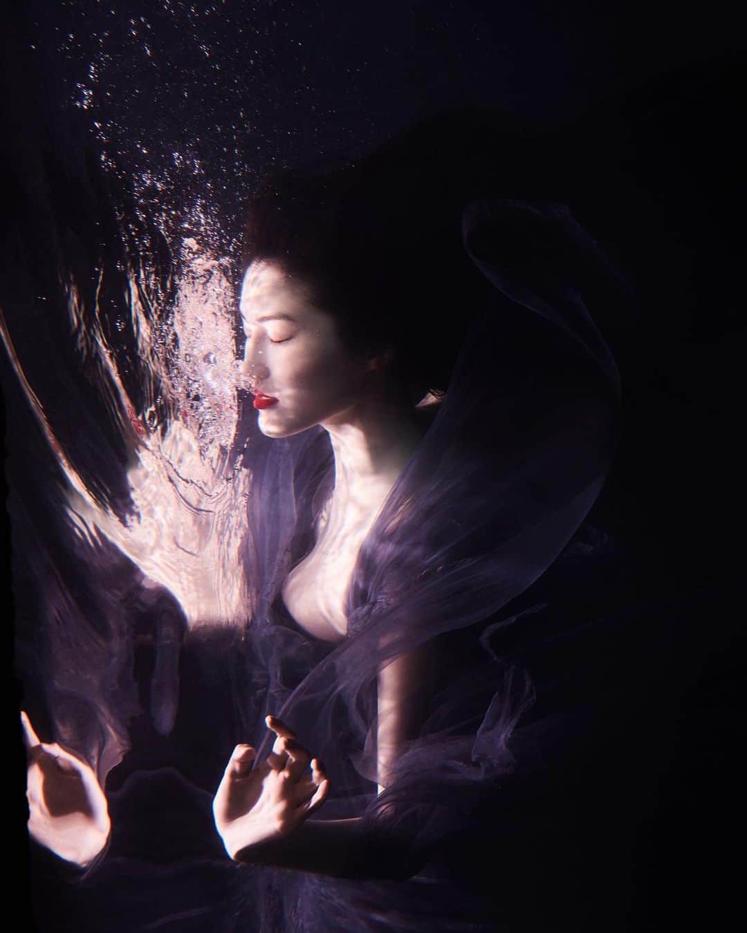 スイ・ヒーのインスタグラム：「Working with Liu Zongyuan for many years, I’m always impressed by his continuous creativity towards the visual art. In his latest exhibit “Transparency”, we did this experimental underwater shooting. We trusted and inspired each other, created a lot of unrepeatable moments. Thank my dearest friend as well as my stylist @minruir for the most amazing dresses, letting me enjoy the dance in the water. 💙」