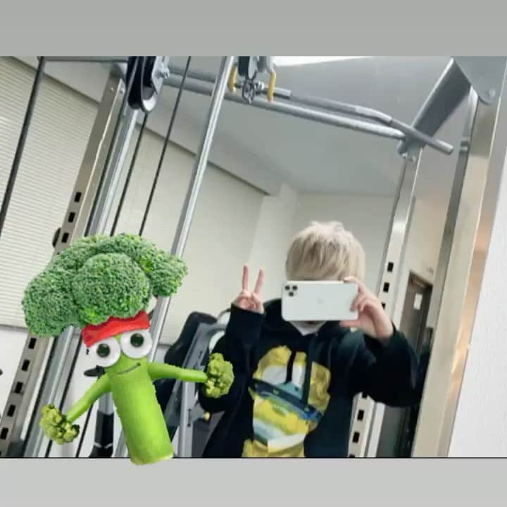 のインスタグラム：「久しぶりにジムで筋トレしてきた！ バキバキないすぅ！！！(久々に言った笑)  いつか腹筋見せるね😳(いつかくるいつか)  てか超久々の投稿だから 👍🏼いっぱい欲しい🥺🥺🥺🥺 #jewelbodymake #ジュエルボディメイク」