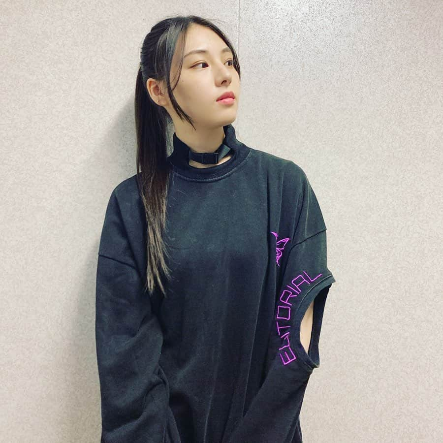 相楽伊織さんのインスタグラム写真 - (相楽伊織Instagram)「🦋🖤 お渡し会のお洋服． ダークネスヒールズの5人と エメリ・アメリ役の富田麻帆さん6人でお渡し会をしました(^^) 参加して下さった皆様、ありがとうございました🖤 女性の方が多くてとても楽しかったです(*´꒳`*) 今日はヒールズ5人がたまたまブラックコーデだった➰ ポニーテールも久々にしました． ． 舞台は残り3公演！！ もう12公演が終わってる、始まると本当に早いです😬 あと2日、明日は2公演．がんばる🏴 @beep_ss #ポニーテール #肌見せ」12月13日 21時20分 - _iorisagara264_