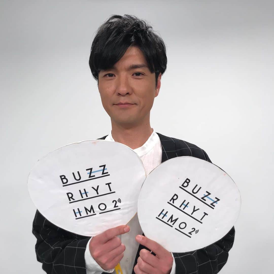 のインスタグラム：「🌸出演情報🌸 今夜25:54-26:54 バズリズム02 に 主題歌 #さくら(二〇一九)を歌う #森山直太朗 さんが出演‼️なんとフルコーラス歌ってるとか🎤✨いつもドラマでフルは聴けない分、ぜひご覧ください♫ #バズリズム #同期のサクラ #はいどうき #と言ったら #笑ってくださった瞬間😄」