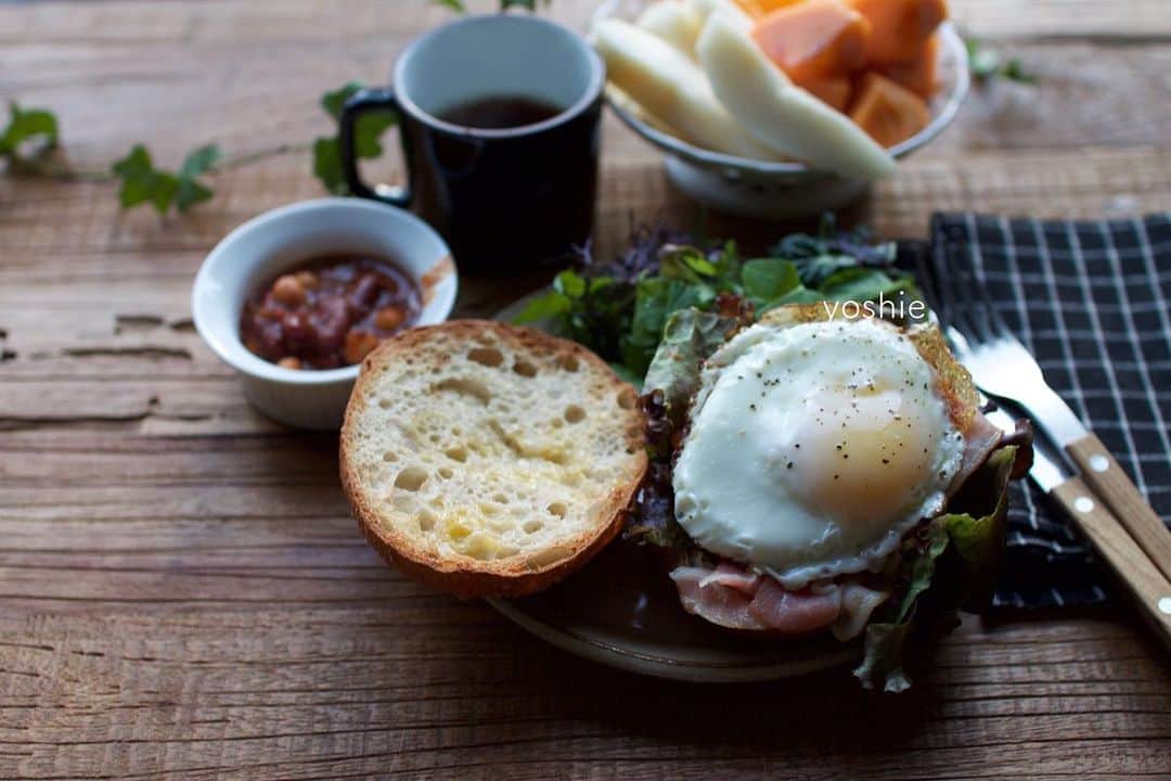 草間淑江さんのインスタグラム写真 - (草間淑江Instagram)「おはようございます！ 12月14日の朝は、米粉パンでベーコンエッグサンド。 チリコンカンを添えて。 そして、いつもの果物。 土曜の朝はパンが気分。 コーヒーとともにいただきました☕️ ご馳走様でした🙏 さて、今日は太陽出てます。 みなさまが素敵な週末になりますように❤️ ・ #朝食#土曜の朝#米粉パン#もちもち#ベーコンエッグ#チリコンカン#果物#朝の果物は金 #今朝も感謝して#ご馳走さまでした🙏 #素敵な週末をお過ごしください」12月14日 8時25分 - yoshie_kusama
