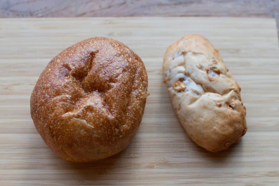 草間淑江さんのインスタグラム写真 - (草間淑江Instagram)「おはようございます！ 12月14日の朝は、米粉パンでベーコンエッグサンド。 チリコンカンを添えて。 そして、いつもの果物。 土曜の朝はパンが気分。 コーヒーとともにいただきました☕️ ご馳走様でした🙏 さて、今日は太陽出てます。 みなさまが素敵な週末になりますように❤️ ・ #朝食#土曜の朝#米粉パン#もちもち#ベーコンエッグ#チリコンカン#果物#朝の果物は金 #今朝も感謝して#ご馳走さまでした🙏 #素敵な週末をお過ごしください」12月14日 8時25分 - yoshie_kusama