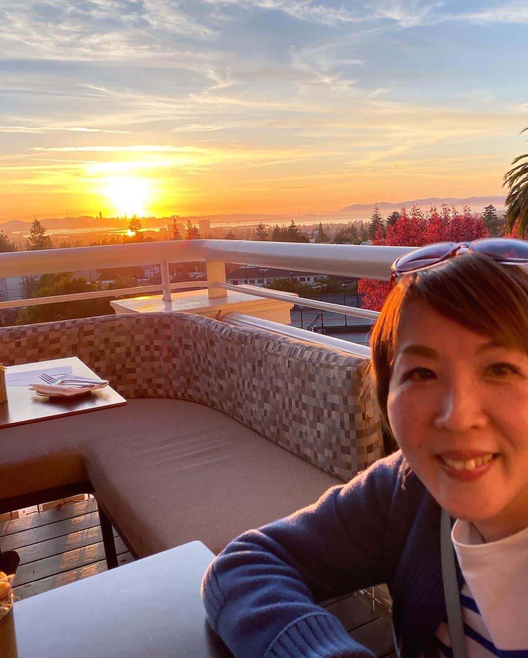 福田淳子さんのインスタグラム写真 - (福田淳子Instagram)「バークレーの丘の上に立つ、真っ白いホテルClaremont Club & Spaのレストランへ。 ここのテラス席は眺めがすごく良くて、今日はちょうどよいタイミングで美しい夕焼けが見られました。外が気持ちの良い季節にはぜひ訪れてみてほしい場所です。 メニューのアイコンが水色。揚げたてフライドポテトがおいしかった。  #2019jautumntrip  #berkeley  #friedpotatoes  #junkoblue #遠くにゴールデンゲートブリッジが見えます」12月14日 8時19分 - junjunfukuda