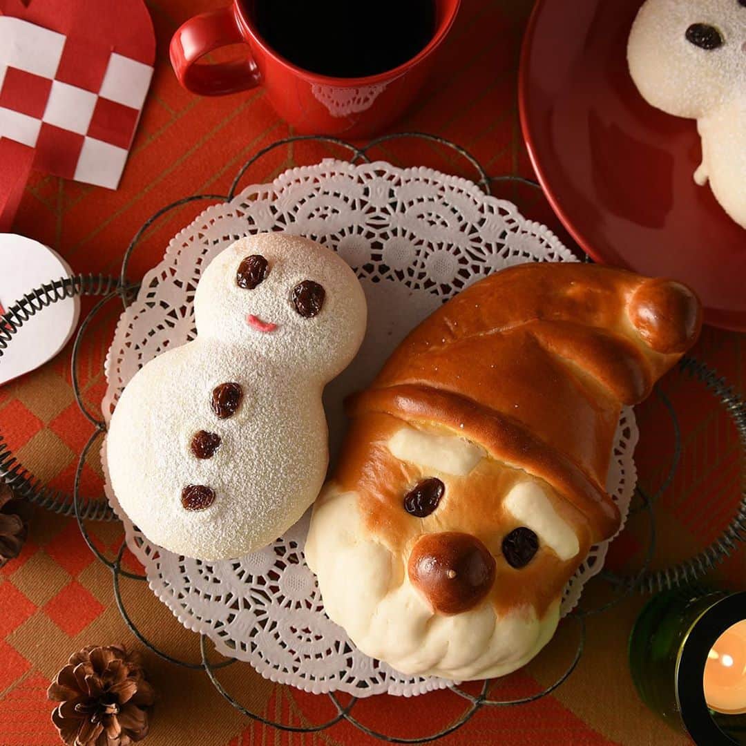 ANDERSEN アンデルセンさんのインスタグラム写真 - (ANDERSEN アンデルセンInstagram)「⛄️ゆきだるまとサンタ🎅 . 楽しくておいしい、季節のパン。  ゆきだるま⛄️＞ 真っ白なゆきだるまの中には まろやかなカスタードクリーム入り☆  サンタ🎅＞ ふんわりした生地の中には チョコカスタードクリーム入り♡ . どっちにしようかな〜☺︎ . #ヒュッゲクリスマス #🎅 #🤶 #クリスマス #ヒュッゲ #贈り物 #プレゼント #アンデルセン #ベーカリー #パン #アンデルセンのパン #パン屋 #サンタ #サンタパン #サンタクロース #ゆきだるま #⛄️ . #andersen #bakery #bread #stollen #instabread #instafood #HYGGE #hygge #advent #christmas #santaclaus #snowman」12月14日 8時21分 - andersen_official_jp