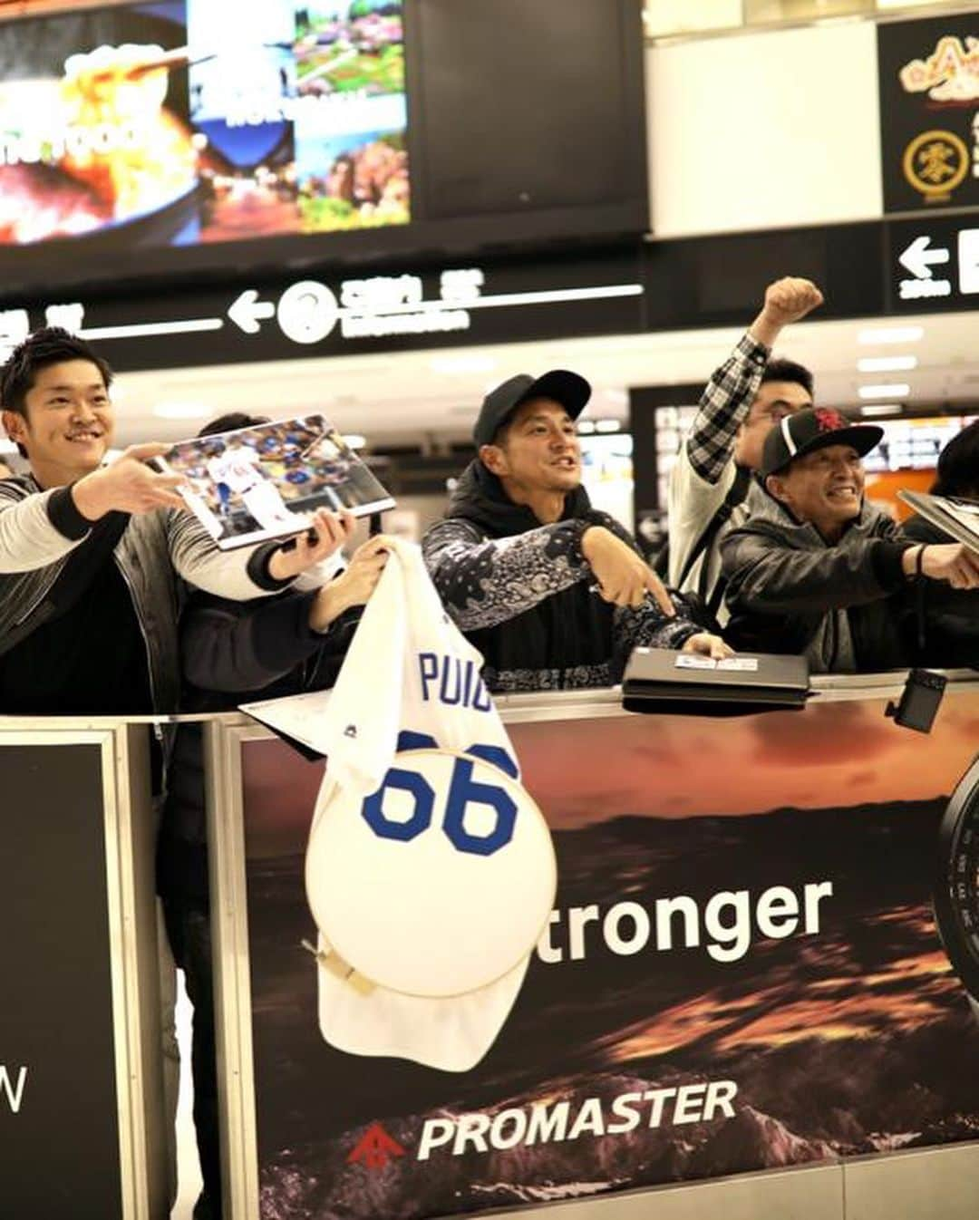 ヤシエル・プイグさんのインスタグラム写真 - (ヤシエル・プイグInstagram)「Thanks to all my fans in Japan who found out I was coming and greeted me at the airport. It feels incredible to see fans everywhere baseball is loved! I am so happy to enjoy this beautiful country along with my @wildhorsefdn sponsors, @fancation & @samurai_tours who helped us plan this whole trip! @thedustinluke can’t wait to capture this incredible time and share it with the world! #japan #experience #gopro #bestteam #vacation 📷: @stage7photography」12月14日 8時22分 - yasielpuig