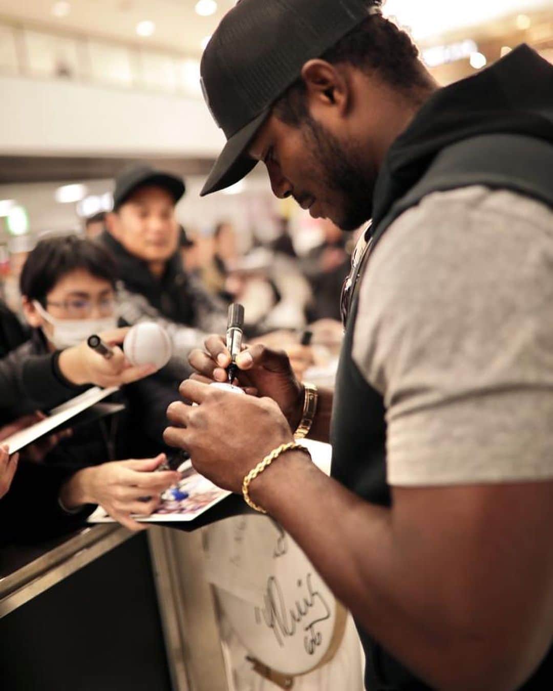 ヤシエル・プイグのインスタグラム：「Thanks to all my fans in Japan who found out I was coming and greeted me at the airport. It feels incredible to see fans everywhere baseball is loved! I am so happy to enjoy this beautiful country along with my @wildhorsefdn sponsors, @fancation & @samurai_tours who helped us plan this whole trip! @thedustinluke can’t wait to capture this incredible time and share it with the world! #japan #experience #gopro #bestteam #vacation 📷: @stage7photography」