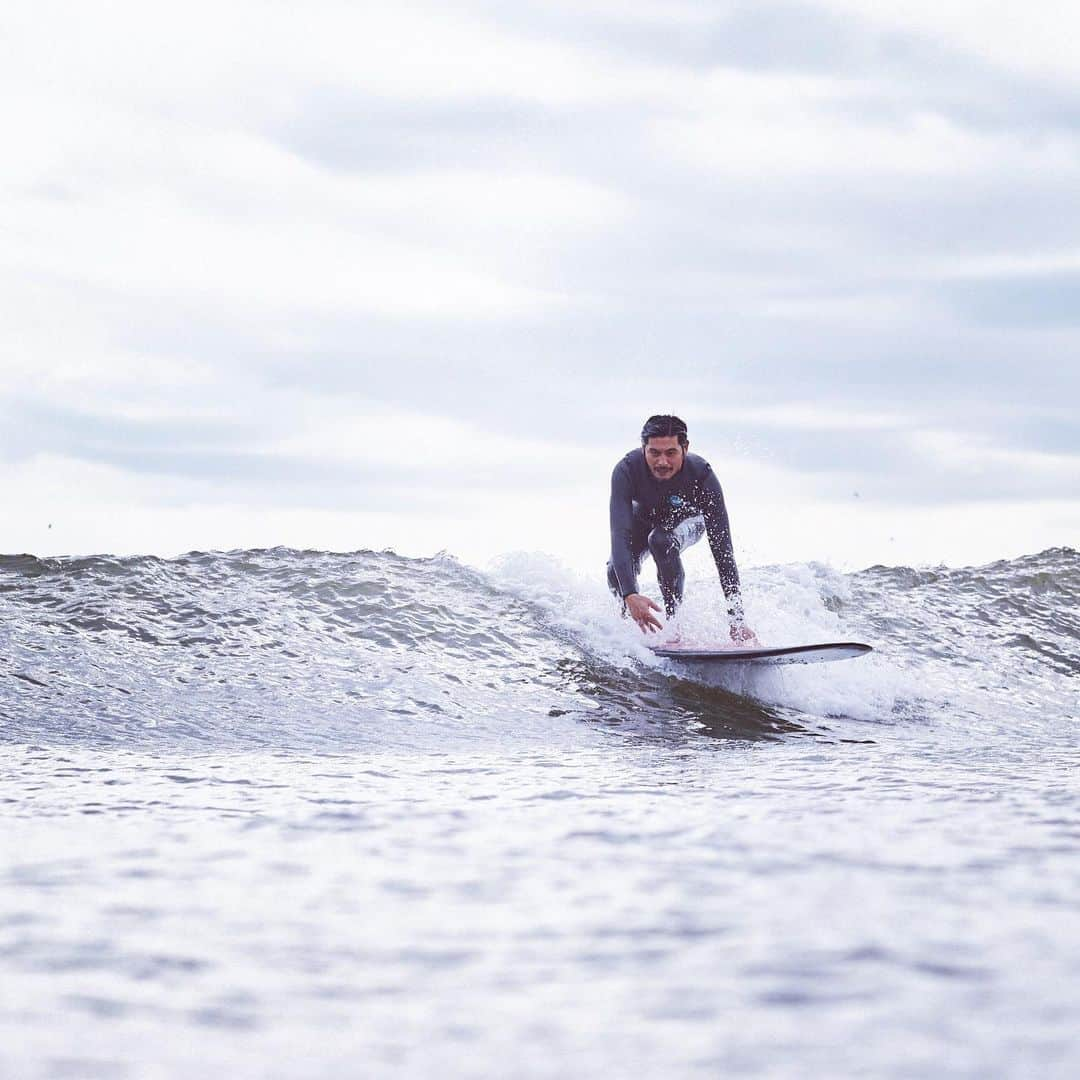 坂口憲二（THE RISING SUN COFFEE）さんのインスタグラム写真 - (坂口憲二（THE RISING SUN COFFEE）Instagram)「◆COFFEE&SURFING◆ .  HAVE A NICE WEEKEND‼︎ . .  #coffee  #coffeebeans  #coffeelab #coffeeroaster  #coffeeandsurfing  #coffeeshop  #coffeetime  #coffeemaker  #coffee_inst  #coffeeholic  #coffeestand  #coffeeexample  #coffeeaddict  #coffeeclothes  #coffeelovers  #coffeecoffeecoffee  #specialitycoffee  #handdrip  #surfing #yasumamiura #TRSC」12月14日 8時23分 - therisingsuncoffee