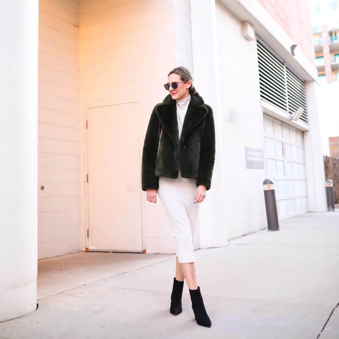 Anna Jane Wisniewskiのインスタグラム：「Introducing @verishop on the blog today—I spent wayyyyy too much time discovering new brands in so many different categories. Check out today’s blog post with some of my recent finds, including this outfit. This two piece skirt and mock neck set are priced right and this faux fur jacket is quite possibly the softest I’ve ever felt. The best part? The whole site is currently 20% off and they offer free 1-day shipping (and free returns). #liketkit http://liketk.it/2I80S @liketoknow.it #verishop #ootd 📸 @hannahschweissphotography」