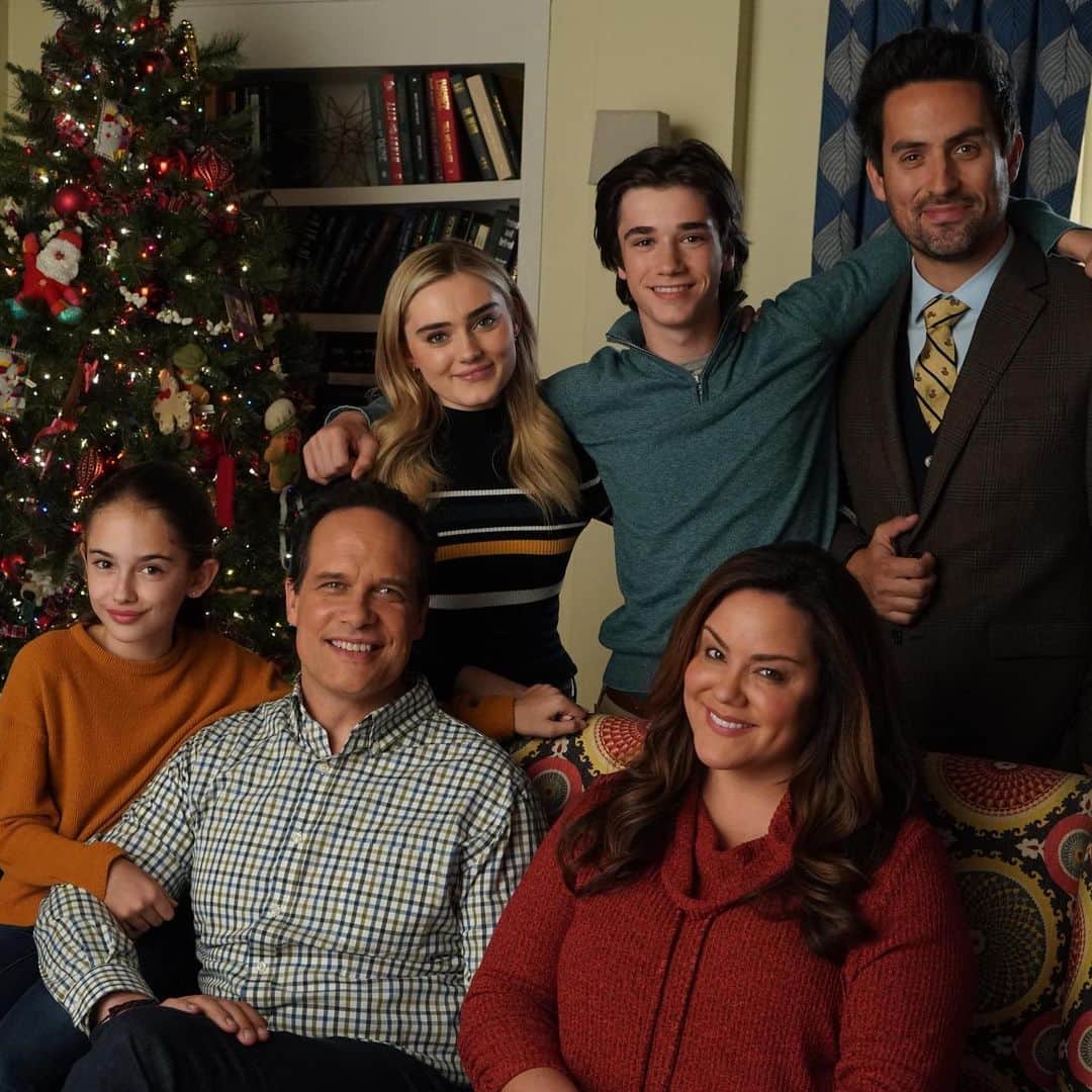 エド・ウィークスのインスタグラム：「Tune in 8/7c tonight to ABC for the holiday special of #AmericanHousewife, featuring me as seemingly the tannest Englishman on earth, and @katyemixon and @baderdiedrich as the funniest parents on television - @americanhousewifeabc」