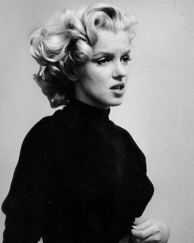 マリリン・モンローのインスタグラム：「Wonder what she was thinking✨🖤」