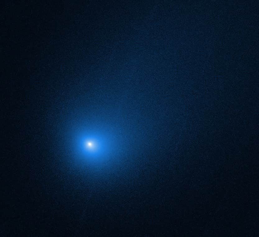 NASAさんのインスタグラム写真 - (NASAInstagram)「These two images, taken by @nasahubble, capture comet 2I/Borisov blazing though our solar system on its way back into interstellar space. It's only the second interstellar object known to have passed through the solar system. . [1] The comet appears in front of a distant background spiral galaxy. The galaxy's bright central core is smeared because Hubble was tracking the comet. Comet Borisov was approximately 203 million miles from Earth in this image. . [2] Hubble revisited the comet shortly after its closest approach to the Sun, where it received maximum heating after spending most of its life in frigid interstellar space. The comet also reached a breathtaking maximum speed of about 100 thousand miles per hour. Comet Borisov is 185 million miles from Earth in this photo, near the inner edge of the asteroid belt but below it. . [3] Path of comet 2I/Borisov.  Credit: Credits: NASA, ESA and D. Jewitt (UCLA)」12月14日 7時03分 - nasagoddard