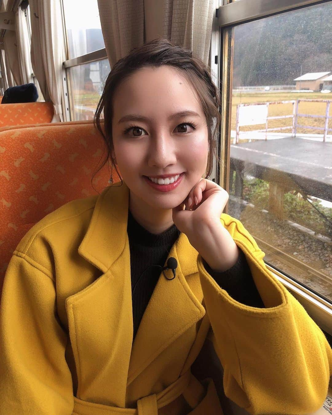 相場詩織さんのインスタグラム写真 - (相場詩織Instagram)「【秋田内陸線 秋田犬っこ列車🐶❤️】﻿ ﻿ 秋田内陸線の魅力の１つは﻿ 車窓から見える景色の美しさ✨﻿ 冬は水墨画のような幻想的な世界が広がっていて﻿ ずっと窓の外を覗いているだけでも飽きません☺️﻿ 私は何も考えずにボーっと自然を﻿ 眺めている時間が好きです😌﻿ ﻿ また7月〜9月いっぱいまでは﻿ 角館駅〜羽後太田駅間﻿ 上桧木内駅、阿仁合駅〜小渕駅間﻿ 前田南駅〜阿仁前田駅間﻿ 小ヶ田駅で田んぼアートを楽しむことができますよ💓﻿ ﻿ バター餅やオリジナルどら焼き﻿ チーズ饅頭 笑内などを片手に﻿ 秋田内陸縦貫鉄道の旅をお楽しみ下さい🌸﻿ ﻿ (車内で撮影する際はお互いルールを守って﻿ 周りのお客様に迷惑がかからないように﻿ 停車中の安全な時に行うようにしましょうね😊)﻿ ﻿ #秋田内陸線 #秋田内陸縦貫鉄道 #秋田 #秋田犬 #鉄道﻿ #秋田内陸線PR #秋田犬っこ列車 #坂口健太郎 さん﻿ #イベント列車 #インスタ映え #1人旅 #女子旅 #東北 #絶景 #田んぼアート #前田南駅 #アニメ #アニメ聖地巡礼 #君の名は﻿ #akitainu #akita #instagood #explorejapan﻿ #溫泉 #觀光 #秋田觀光」12月14日 7時15分 - shioriaiba0801