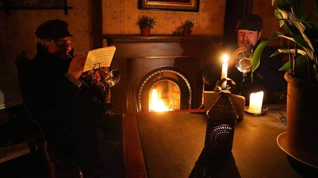 ベーミッシュ美術館さんのインスタグラム写真 - (ベーミッシュ美術館Instagram)「We've enjoyed an enchanting Christmas evening tonight! #ChristmasAtBeamish #Christmas #festive #brassbands #carol #evening #fireside」12月14日 7時17分 - beamish_museum
