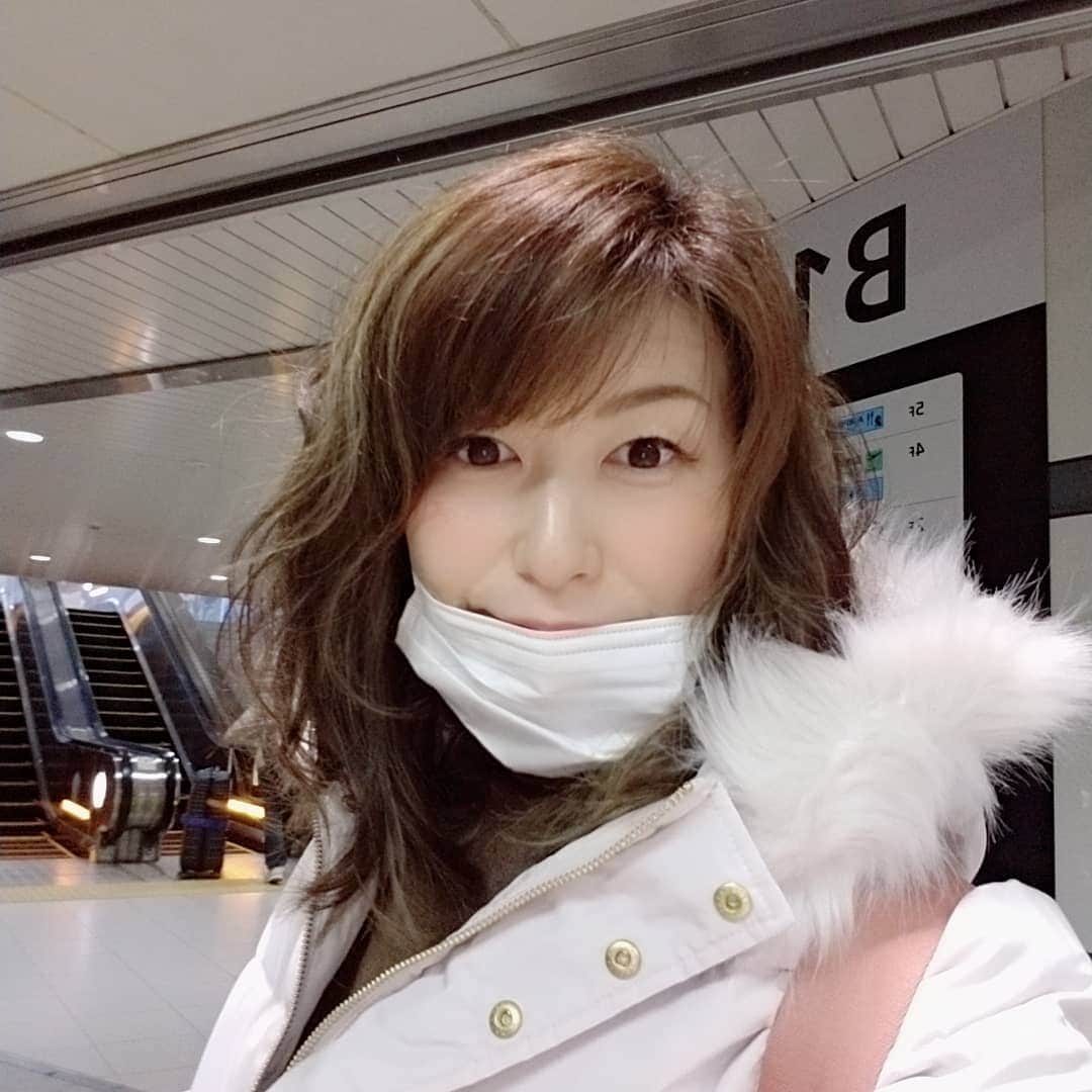 のインスタグラム：「4時起き！今年、もれなく4回目の国！ ご近所海外行ってきます！」