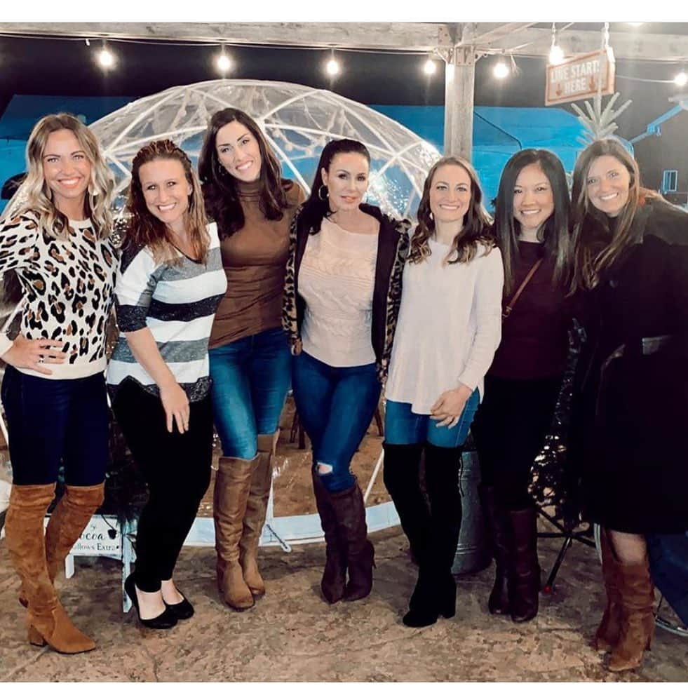 Kendra Lustさんのインスタグラム写真 - (Kendra LustInstagram)「Love these ladies #friendshipgoals💕 #igloodining #blakescidermill #puremichigan #winter❄️」12月14日 7時30分 - kendralust