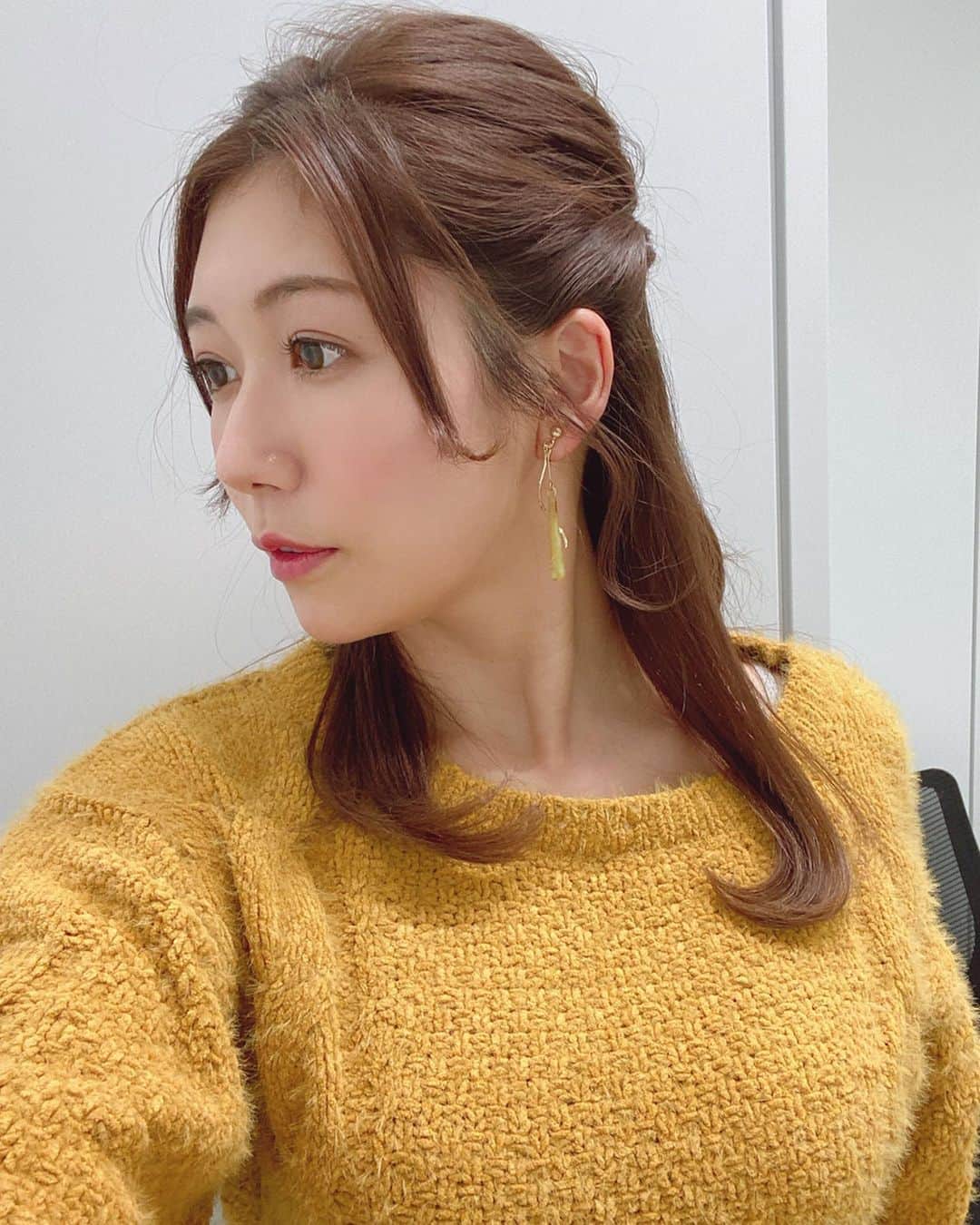 のインスタグラム：「<hair style>  ハーフアップ。前髪センター分けだよ！  #アベプラ #abematv  #weather #weatherforecast #気象予報士 #穂川果音 #instastyle #instahair  #ヘアアレンジ #巻き髪 #hair #hairstyle #hairarrange #ほかのん #hairstyles #イヤリング #hairstyling #おしゃれ #秋コーデ #ダウンスタイル #ハーフアップ  #外ハネ　#ワンカール　#ストレートヘア　#センター分け」