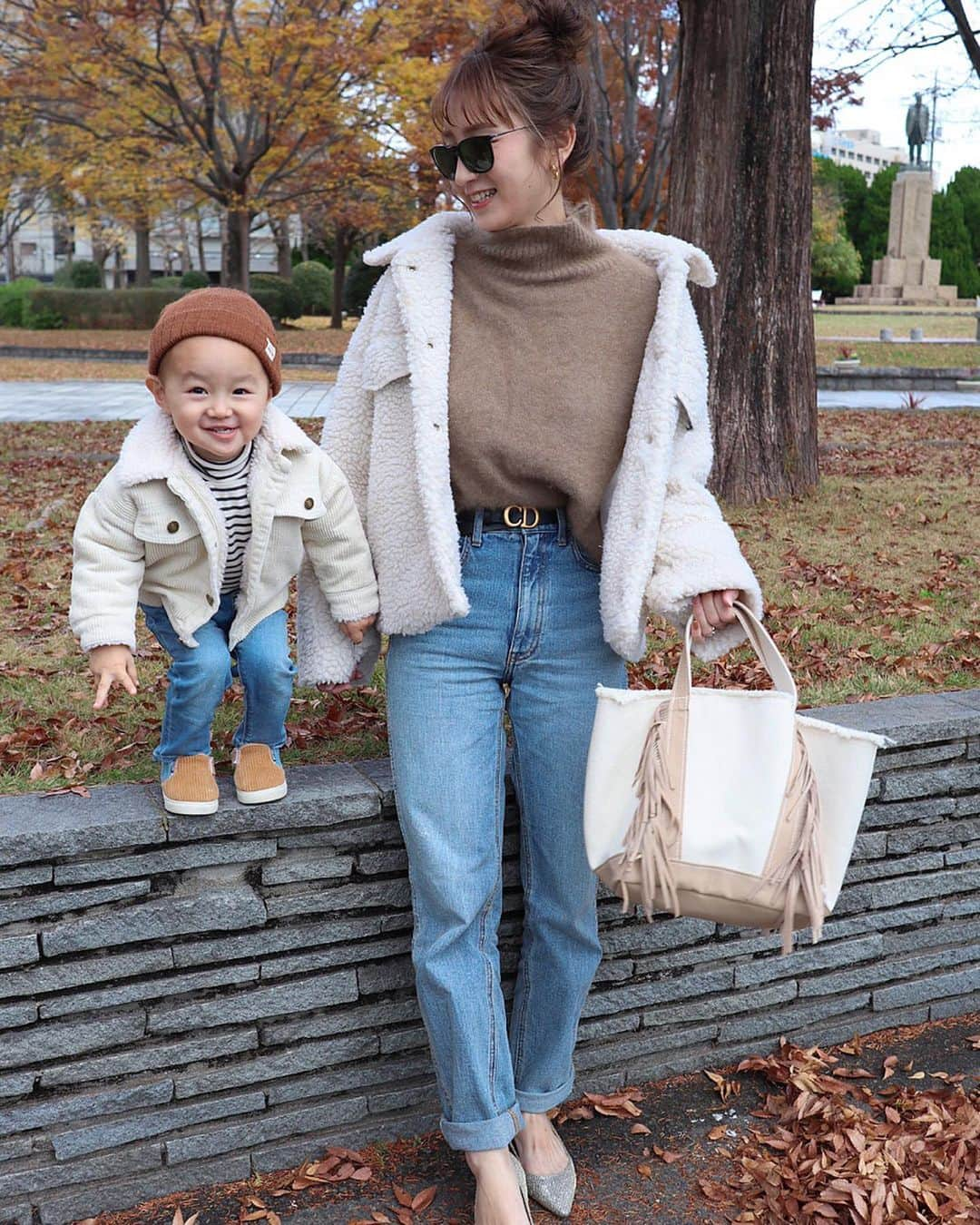 あすかさんのインスタグラム写真 - (あすかInstagram)「ㅤ ㅤ ㅤ いつかの🧡 ㅤ ㅤ mama ㅤ knit： @unitedarrows_official jk： @blanc_official.jp pt： @gu_global belt： @dior bag： @ayako_bag sunglasses： @rayban shoes：　@jimmychoo  ㅤ boy ㅤ tops&pt： @zara jk： @sunnyside_closet shoes：　@grshimamura ㅤ ㅤㅤ  ㅤ  いつの間にか2歳✌🏻が 出来るようになりました👦🏻 ちょっとずつお兄ちゃんに😢💗 ㅤ ㅤ ㅤㅤ  #coordinate#locari#mamagirl#dior#ayakobag#zarakids#今日の服#コーディネート#カジュアル#シンプル#プチプラコーデ#お洒落さんと繋がりたい#2歳#新米ママ#男の子ママ#ママコーデ#ママファッション#2歳差育児#兄弟ママ#親子コーデ#親子リンクコーデ  ㅤ」12月14日 7時35分 - ask_____10