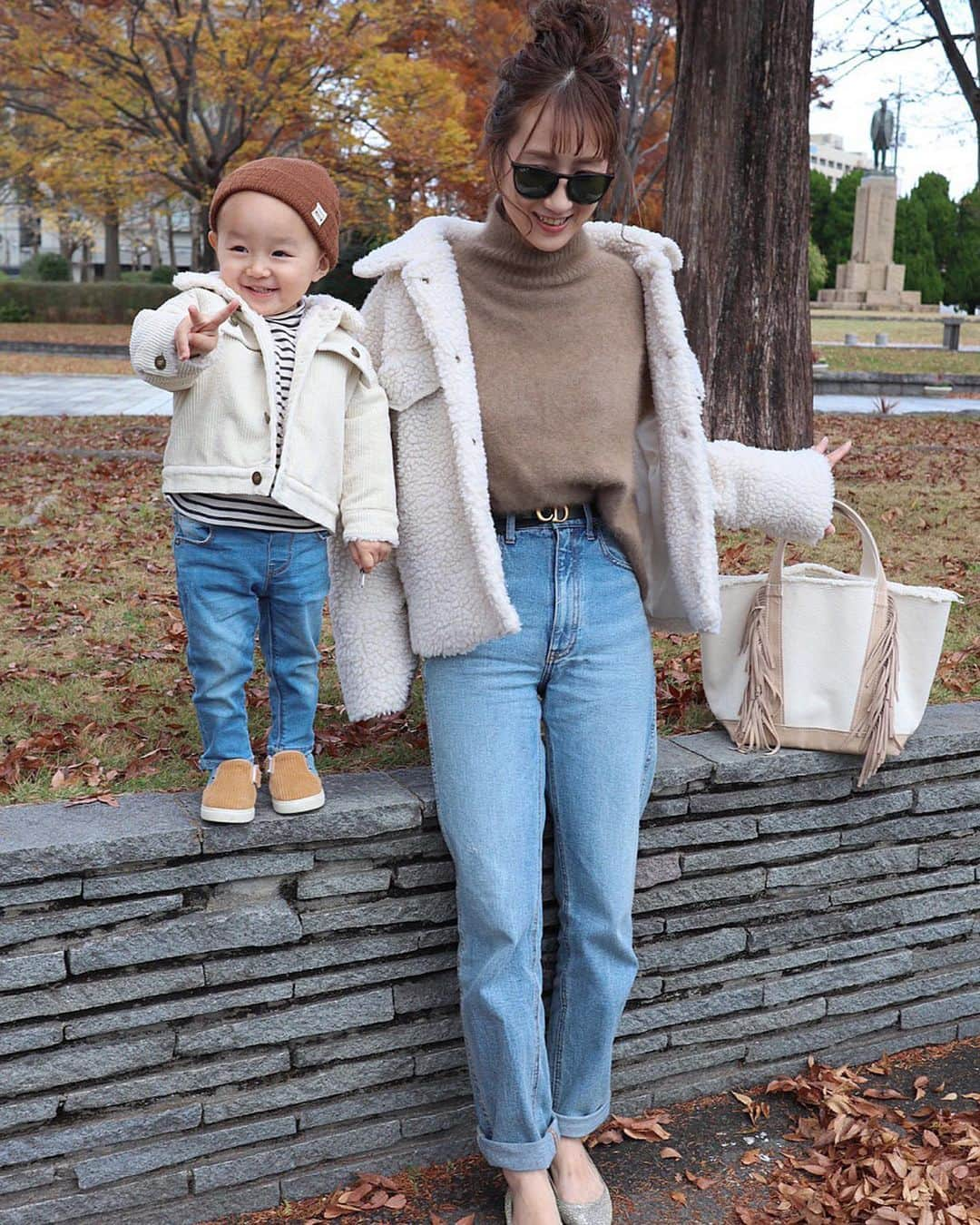 あすかさんのインスタグラム写真 - (あすかInstagram)「ㅤ ㅤ ㅤ いつかの🧡 ㅤ ㅤ mama ㅤ knit： @unitedarrows_official jk： @blanc_official.jp pt： @gu_global belt： @dior bag： @ayako_bag sunglasses： @rayban shoes：　@jimmychoo  ㅤ boy ㅤ tops&pt： @zara jk： @sunnyside_closet shoes：　@grshimamura ㅤ ㅤㅤ  ㅤ  いつの間にか2歳✌🏻が 出来るようになりました👦🏻 ちょっとずつお兄ちゃんに😢💗 ㅤ ㅤ ㅤㅤ  #coordinate#locari#mamagirl#dior#ayakobag#zarakids#今日の服#コーディネート#カジュアル#シンプル#プチプラコーデ#お洒落さんと繋がりたい#2歳#新米ママ#男の子ママ#ママコーデ#ママファッション#2歳差育児#兄弟ママ#親子コーデ#親子リンクコーデ  ㅤ」12月14日 7時35分 - ask_____10