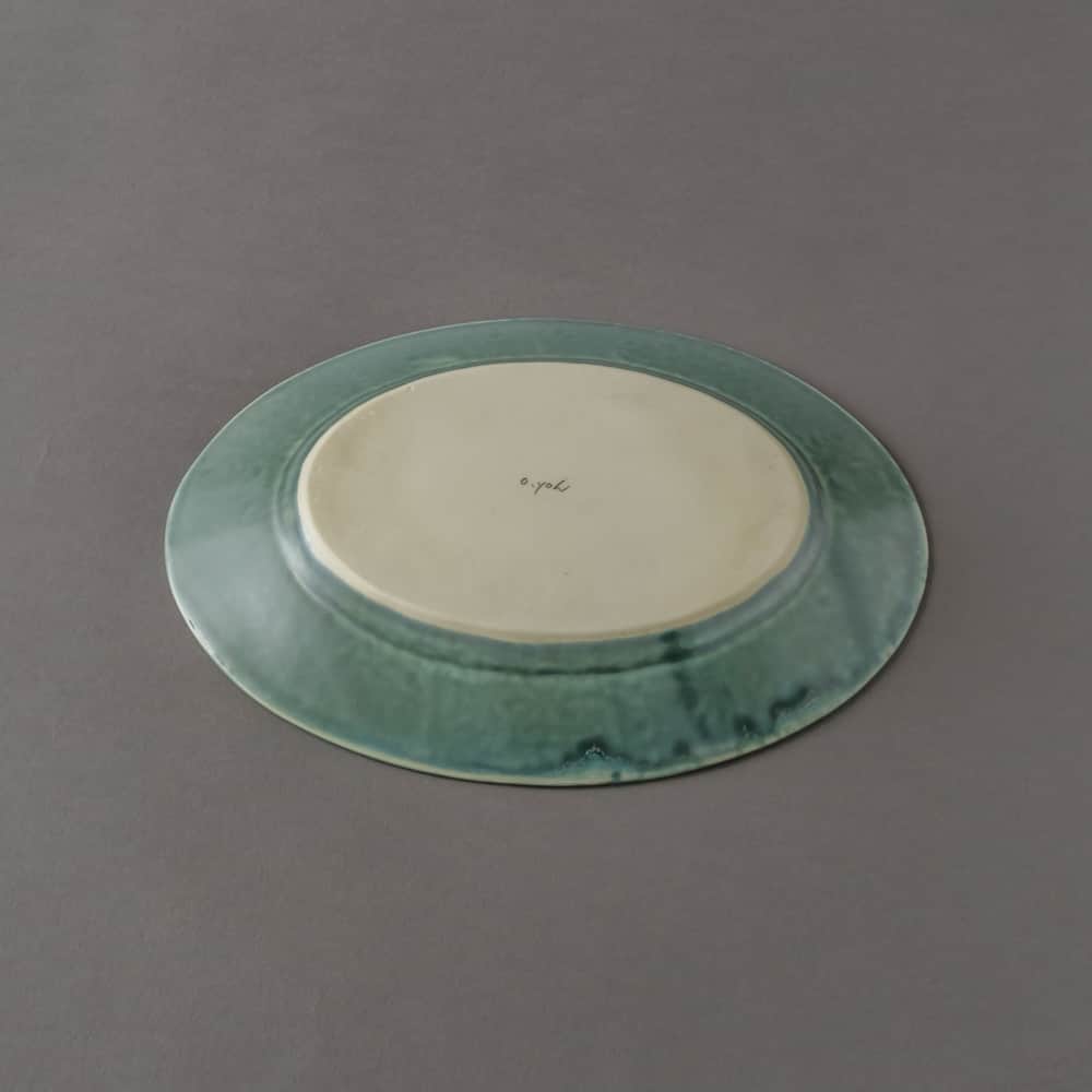 Komerco-コメルコ-さんのインスタグラム写真 - (Komerco-コメルコ-Instagram)「【再入荷🎉】 音屋nakagawaの陽刻オーバルグリーングレー皿が再入荷しました！ 繊細で美しい花の模様が特徴的なオーバル皿。くすんだ色味が大人っぽく、ジャンル問わずどんなお料理も華やかな印象にしてくれます😊 . ------------------------------- 音屋nakagawa／陽刻オーバルグリーングレー皿 . ▷こちらの作品はKomercoアプリでクリエイターから直接ご購入いただけます。 アプリ内「さがす」で「音屋nakagawa」と検索してください🔎 . ▷iOS版Appダウンロードはプロフィールリンクから📲 @komerco_official ------------------------------- . #komerco #cookpad #komercoごはん #コメルコ #料理をもっと楽しく #いつものいただきますを楽しく #おうちごはん#おうちごはんlover #instafood #foodpic #cookinglove #手しごと #Komercoクラフト #クラフト #手作り #一点物 #音屋nakagawa #オーバル皿 #中川洋子 #うつわ #うつわ好きな人と繋がりたい #うつわ好き #オーバル #生春巻 #エスニック」12月14日 7時45分 - komerco_official