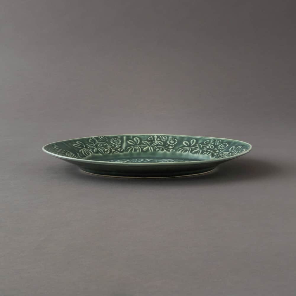 Komerco-コメルコ-さんのインスタグラム写真 - (Komerco-コメルコ-Instagram)「【再入荷🎉】 音屋nakagawaの陽刻オーバルグリーングレー皿が再入荷しました！ 繊細で美しい花の模様が特徴的なオーバル皿。くすんだ色味が大人っぽく、ジャンル問わずどんなお料理も華やかな印象にしてくれます😊 . ------------------------------- 音屋nakagawa／陽刻オーバルグリーングレー皿 . ▷こちらの作品はKomercoアプリでクリエイターから直接ご購入いただけます。 アプリ内「さがす」で「音屋nakagawa」と検索してください🔎 . ▷iOS版Appダウンロードはプロフィールリンクから📲 @komerco_official ------------------------------- . #komerco #cookpad #komercoごはん #コメルコ #料理をもっと楽しく #いつものいただきますを楽しく #おうちごはん#おうちごはんlover #instafood #foodpic #cookinglove #手しごと #Komercoクラフト #クラフト #手作り #一点物 #音屋nakagawa #オーバル皿 #中川洋子 #うつわ #うつわ好きな人と繋がりたい #うつわ好き #オーバル #生春巻 #エスニック」12月14日 7時45分 - komerco_official