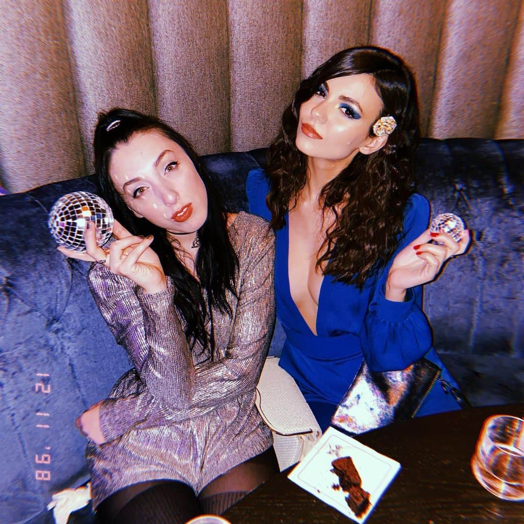 ヴィクトリア・ジャスティスさんのインスタグラム写真 - (ヴィクトリア・ジャスティスInstagram)「It was this beautiful girl on my left’s b day the other night! @tatianaparis I’m so glad we’re friends. You’re one of the funniest people I know & I adore you. Since pre school I’ve known this girl. PRE SCHOOL. A real  OG. Love ya Tati!! 💙💋💙」12月14日 7時53分 - victoriajustice