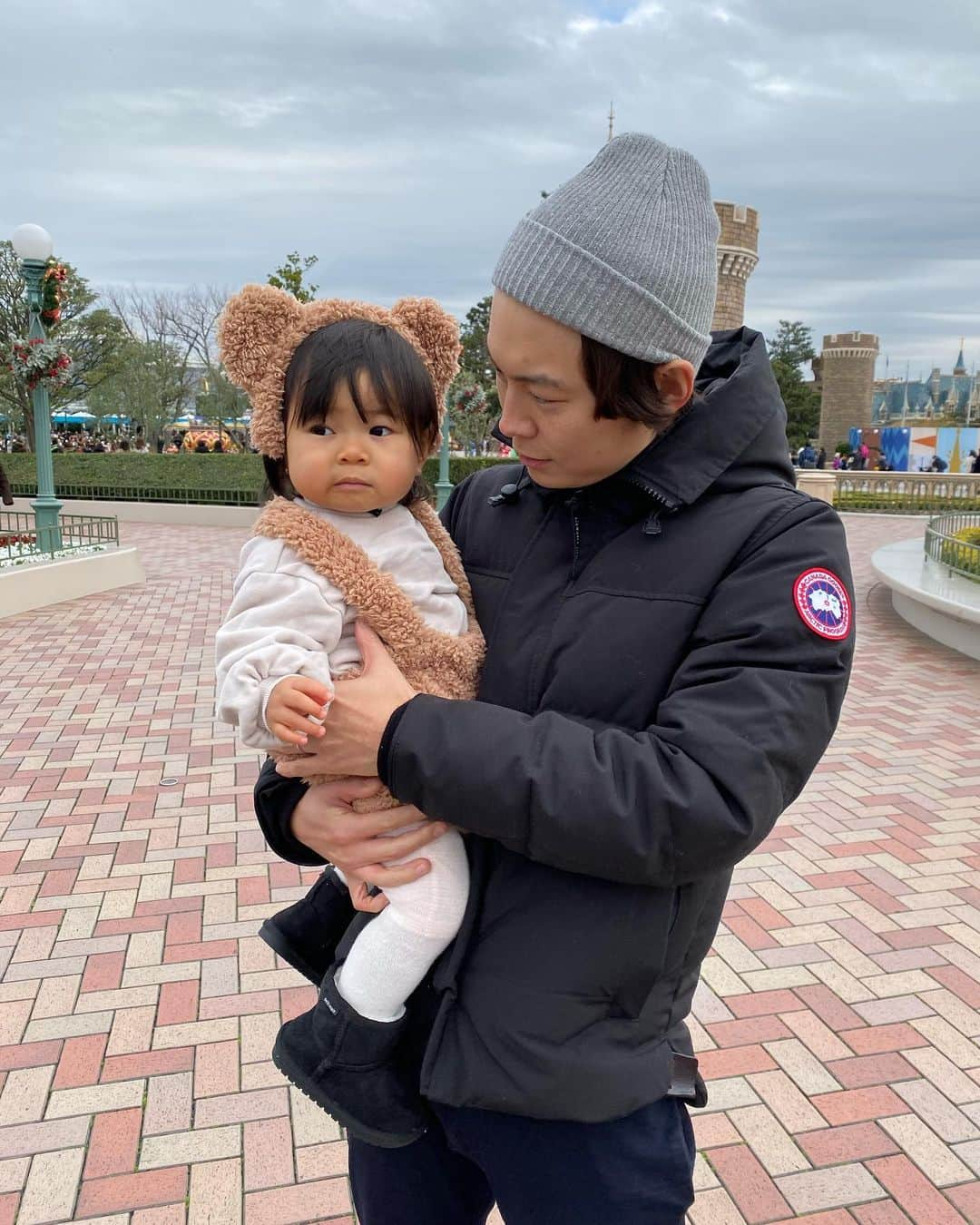 クロさんのインスタグラム写真 - (クロInstagram)「タニちゃん初めてのDisneyLand👶🏼🎶﻿ お昼頃到着して、すぐにパレードを見ました！！﻿ 純粋な綺麗な目はパレードに釘付け！﻿ タニちゃんの目にはどう写ったカナ？﻿ 指を指しているだけでなんでこんなに可愛いと思うのだろう？　すごいな本当😌 詳しくはブログにも書いてます✍🏽✍🏽✍🏽﻿ ﻿ #myfirstvisit #初めてのディズニーランド #初ディズニー #Disneyland #ディズニーランド #1歳4カ月 #babygirl #女の子ママ #育児は育自 #コーデ #可愛い #大好き #tokyo #baby #女の子ママ #あいのり #ママリ#ベビフル #コドモノ #ありがとう #ピータニ #赤ちゃんのいる生活 #mamagirl #親バカ部 #笑顔の連鎖 #ちびクロdiary﻿」12月14日 8時01分 - kuro_risa