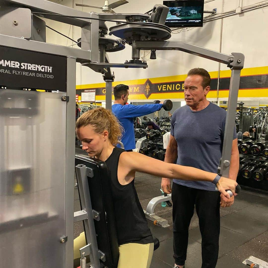 アーノルド・シュワルツェネッガーさんのインスタグラム写真 - (アーノルド・シュワルツェネッガーInstagram)「Fantastic to get a pump today with two of our @laddersport winners at @goldsgym. Thank you @tumblemom86 and @singhtotheiron for flying out - it was great to meet both of you. Good luck with everything and keep me updated on your success!」12月14日 8時04分 - schwarzenegger